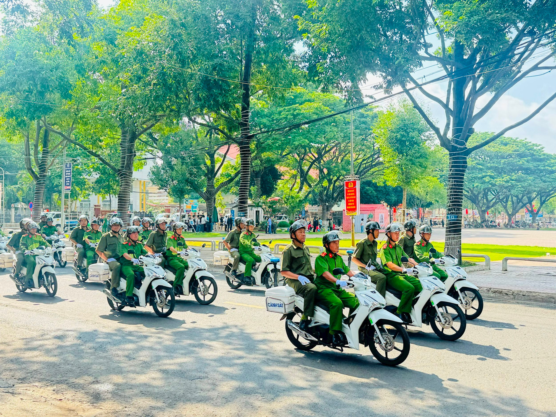 Lực lượng tham gia bảo vệ ANTT cơ sở tham gia diễu hành.