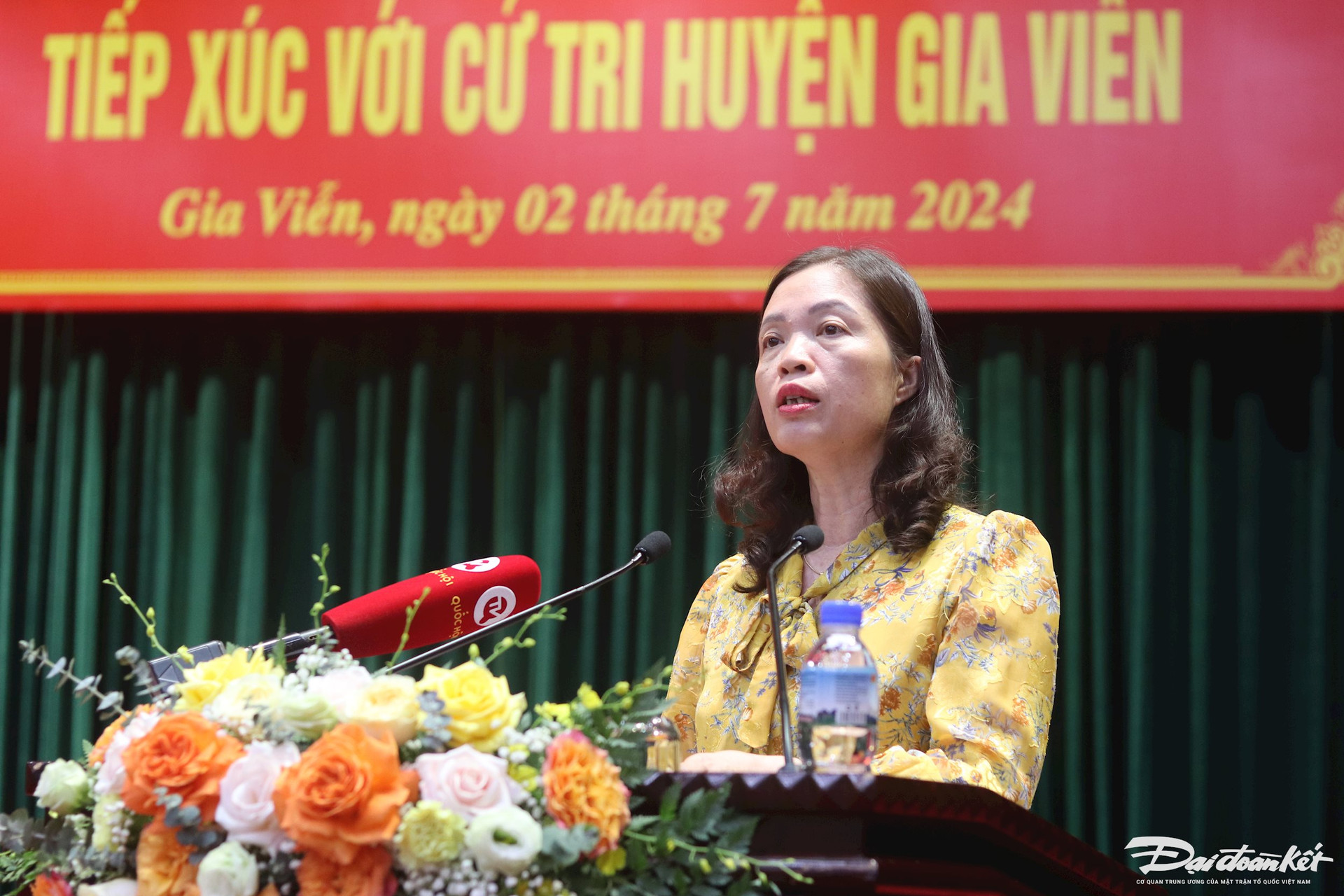 Đại diện lãnh đạo Sở Y tế Ninh Bình trả lời kiến nghị của cử tri. Ảnh: Đình Minh