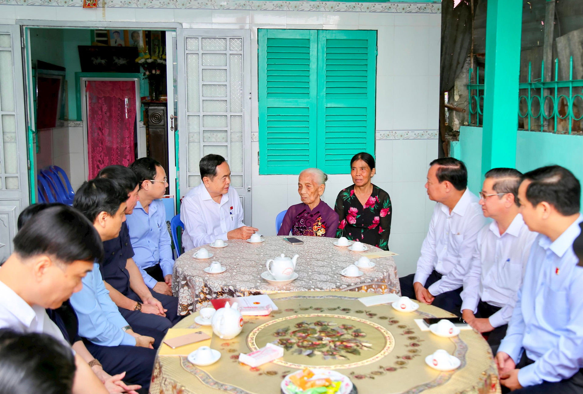 Chủ tịch Quốc hội Trần Thanh Mẫn và đoàn công tác thăm Mẹ Việt Nam Anh hùng Trần Thị Hai tại phường Phú Thứ, quận Cái Răng, TP Cần Thơ.
