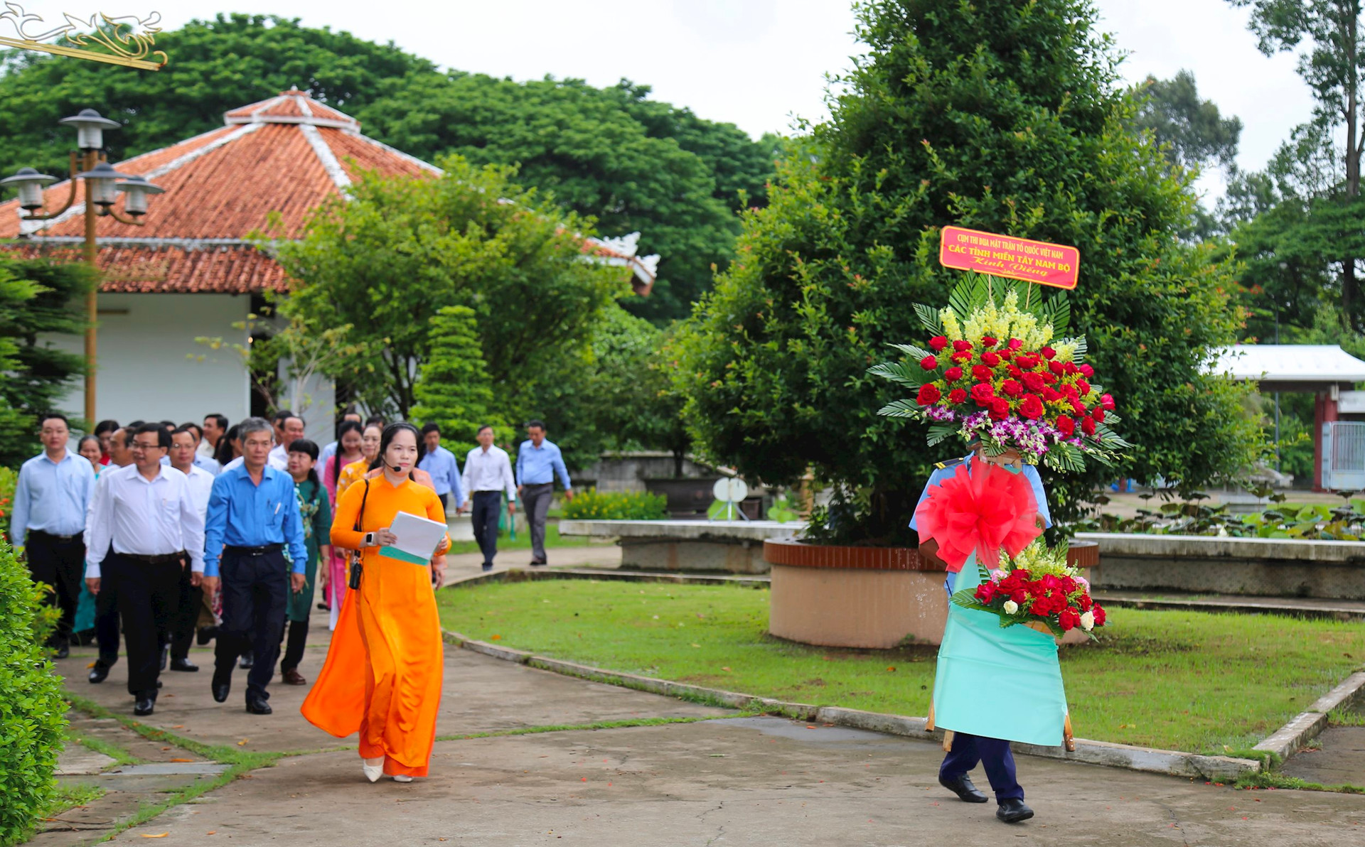 Đoàn đại biểu các tỉnh đến viếng mộ Cụ Phó Bảng Nguyễn Sinh Sắc.