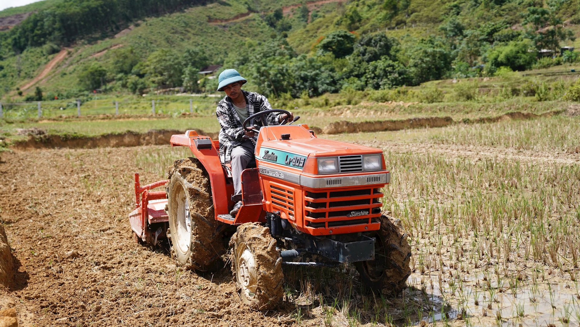 Anh Hồ Xuân Nam thường xuyên được xã giao máy cày hộ cho bà con trong bản. Ảnh: Cẩm Kỳ