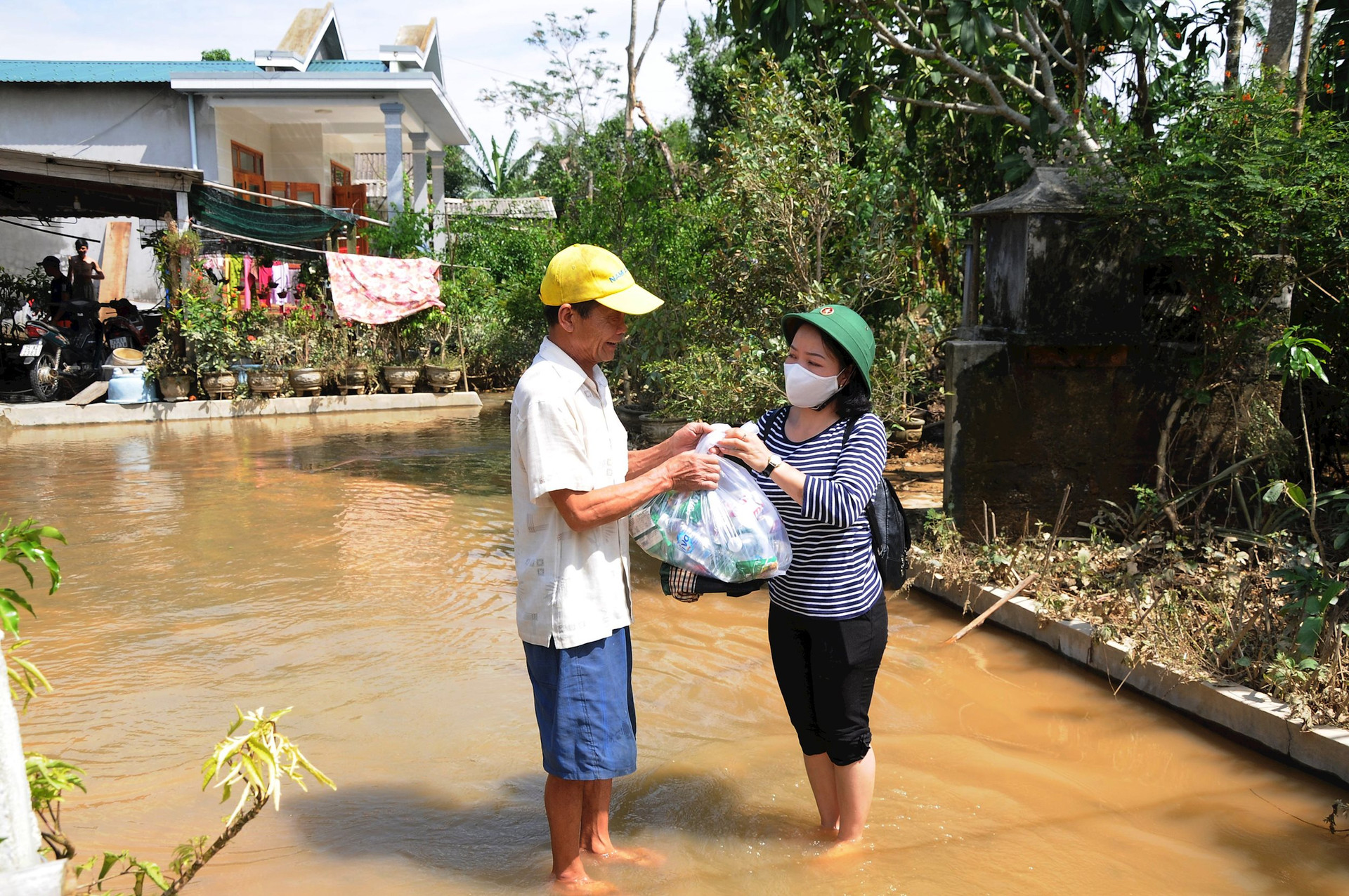 h2_-ba-loan-den-tham-hoi-ho-tro-nguoi-dan-huyen-quang-dien-bi-anh-huong-bao-lu.jpg