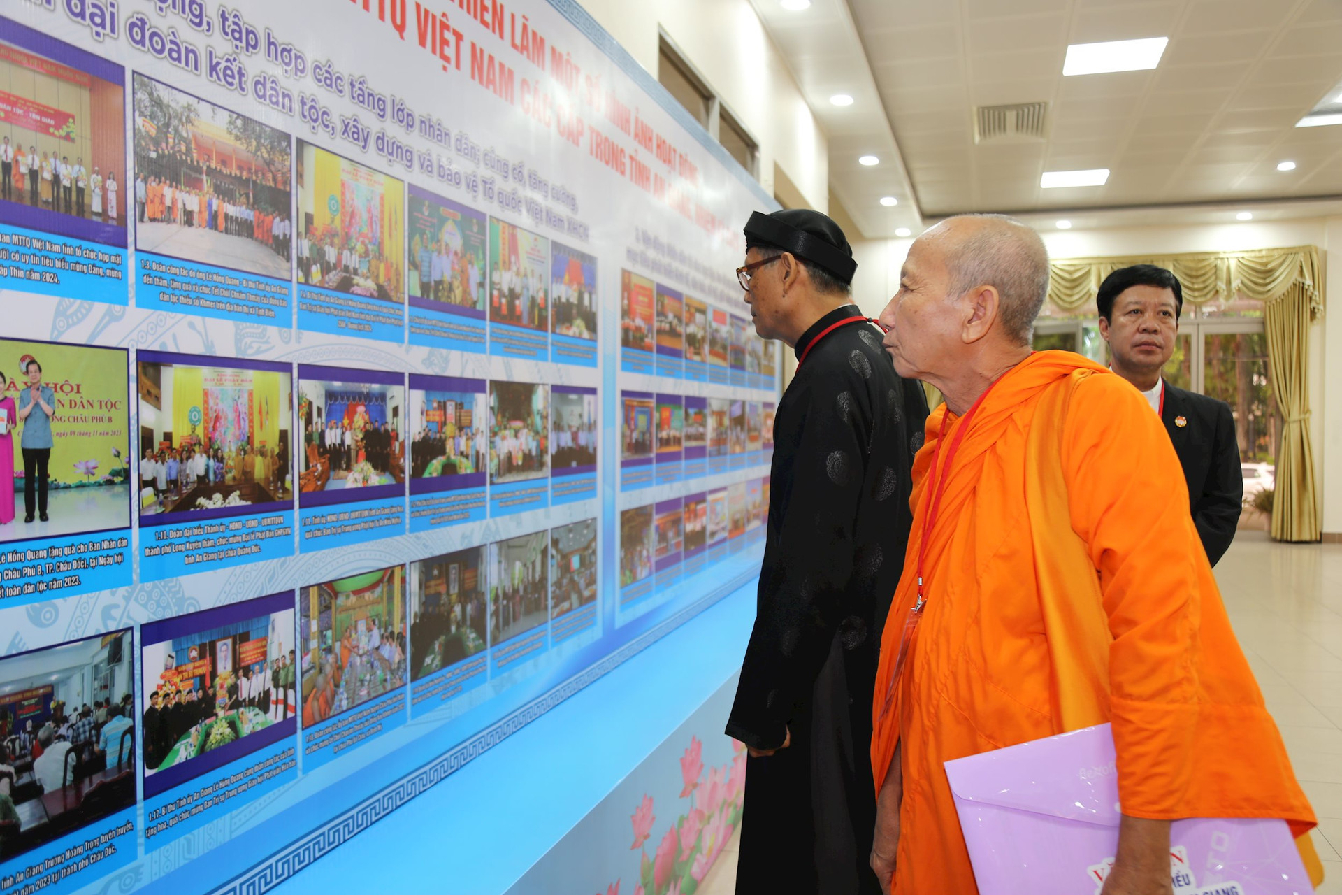 Các đại biểu tham quan triển lãm hình ảnh một số hoạt động của Uỷ ban MTTQ Việt Nam các cấp trong tỉnh An Giang, nhiệm kỳ 2019-2024.