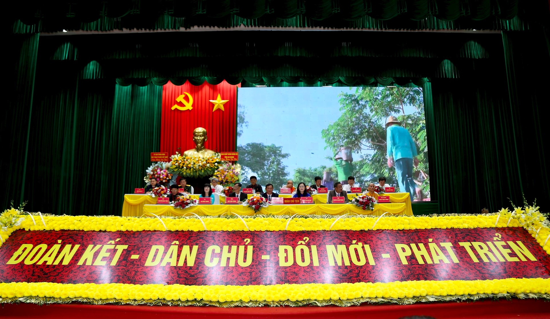 Đoàn Chủ tịch.