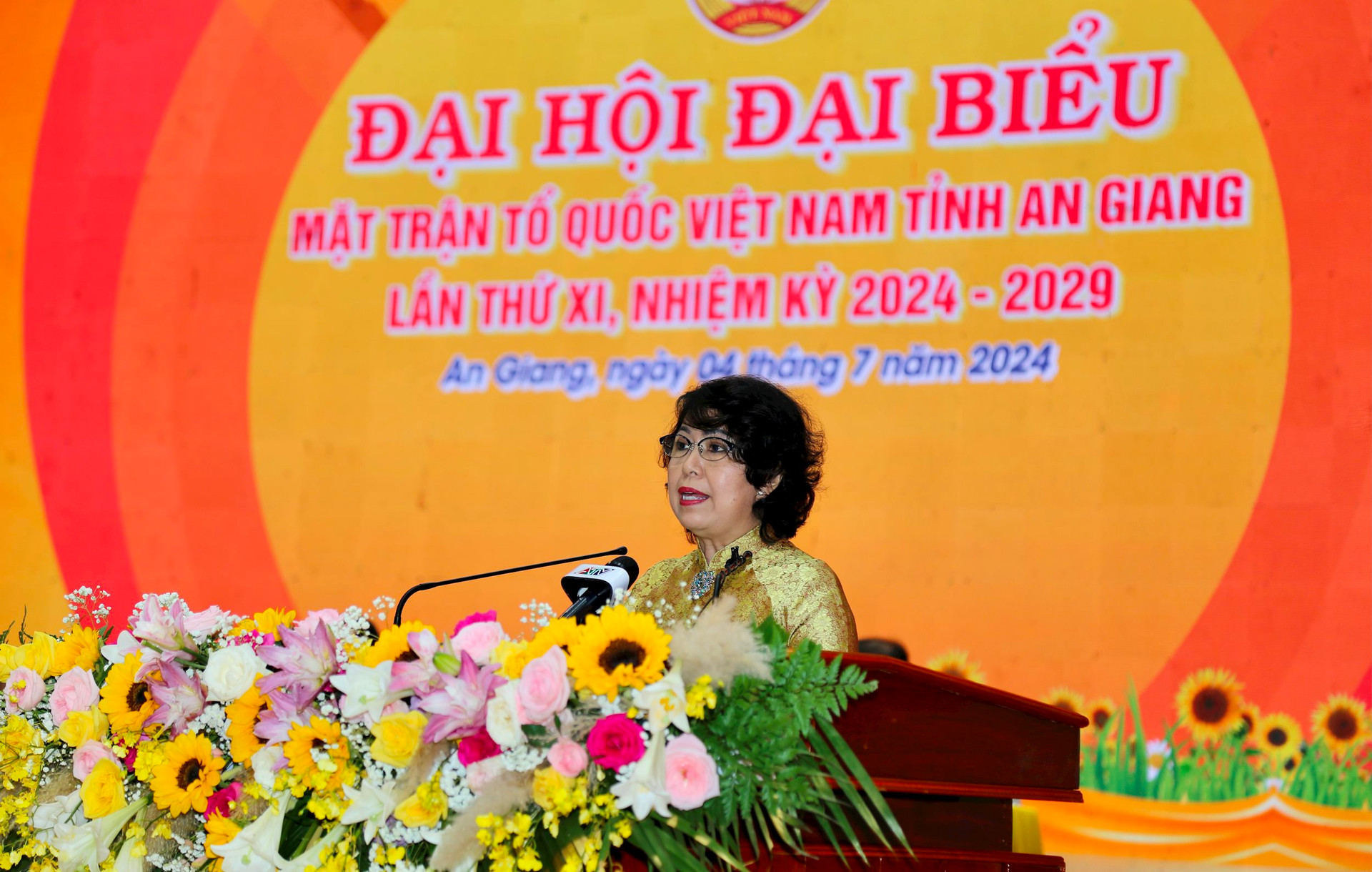 Phó Chủ tịch Uỷ ban Trung ương MTTQ Việt Nam Tô Thị Bích Châu phát biểu tại Đại hội.