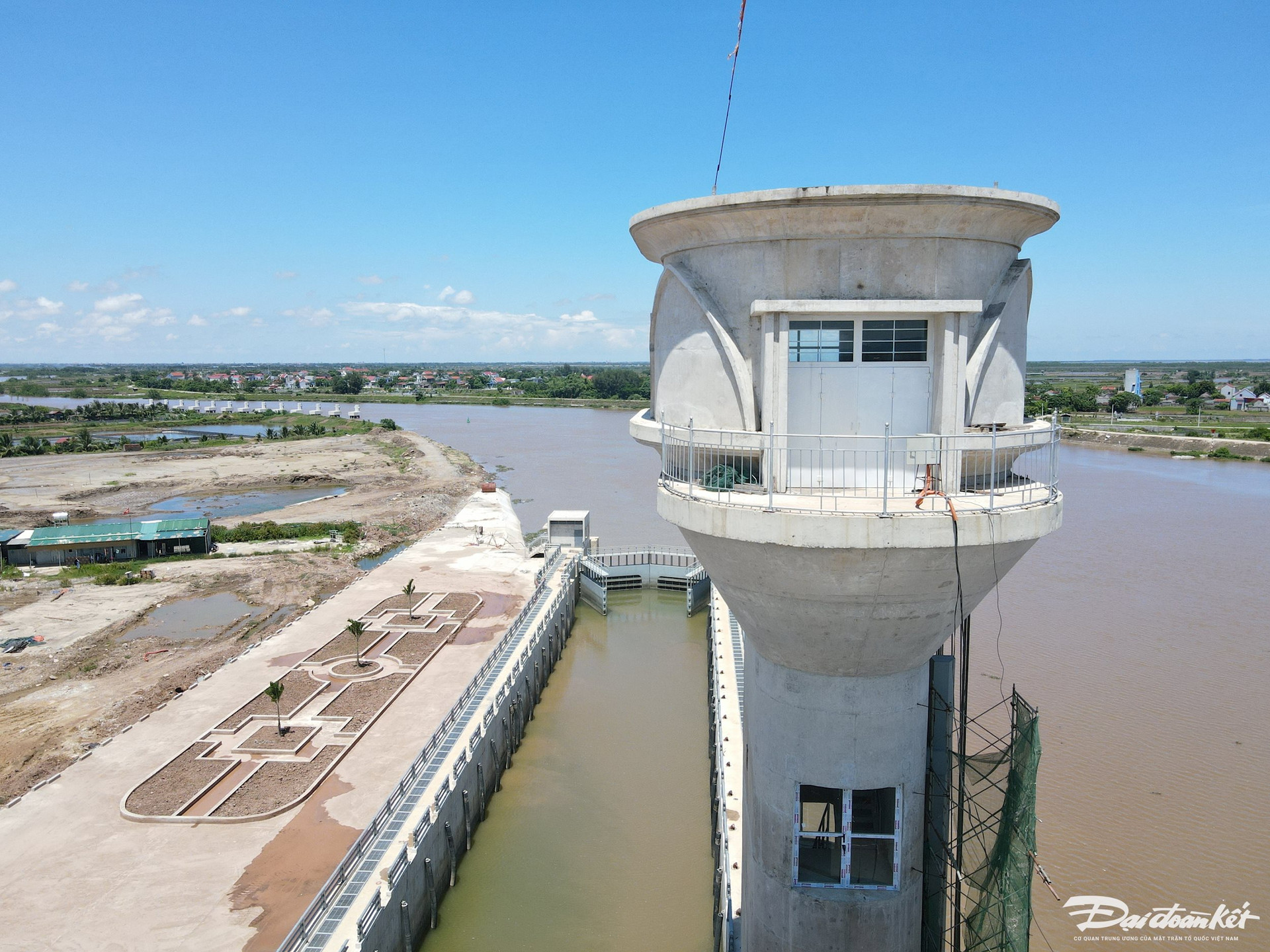 Đại diện Sở NNPTNT tỉnh Thanh Hóa cho biết: Ban đầu, dự án hệ thống thủy lợi sông Lèn dự kiến hoàn thành vào tháng 6/2023, tuy nhiên, do ảnh hưởng từ nhiều nguyên nhân, trong đó có tác động từ đại dịch Covid-19 nên phải gia hạn đến nay. Theo lãnh đạo Sở, trong tháng 8/2024, dự án dự kiến sẽ hoàn thành, đưa vào vận hành. Ảnh: Đình Minh