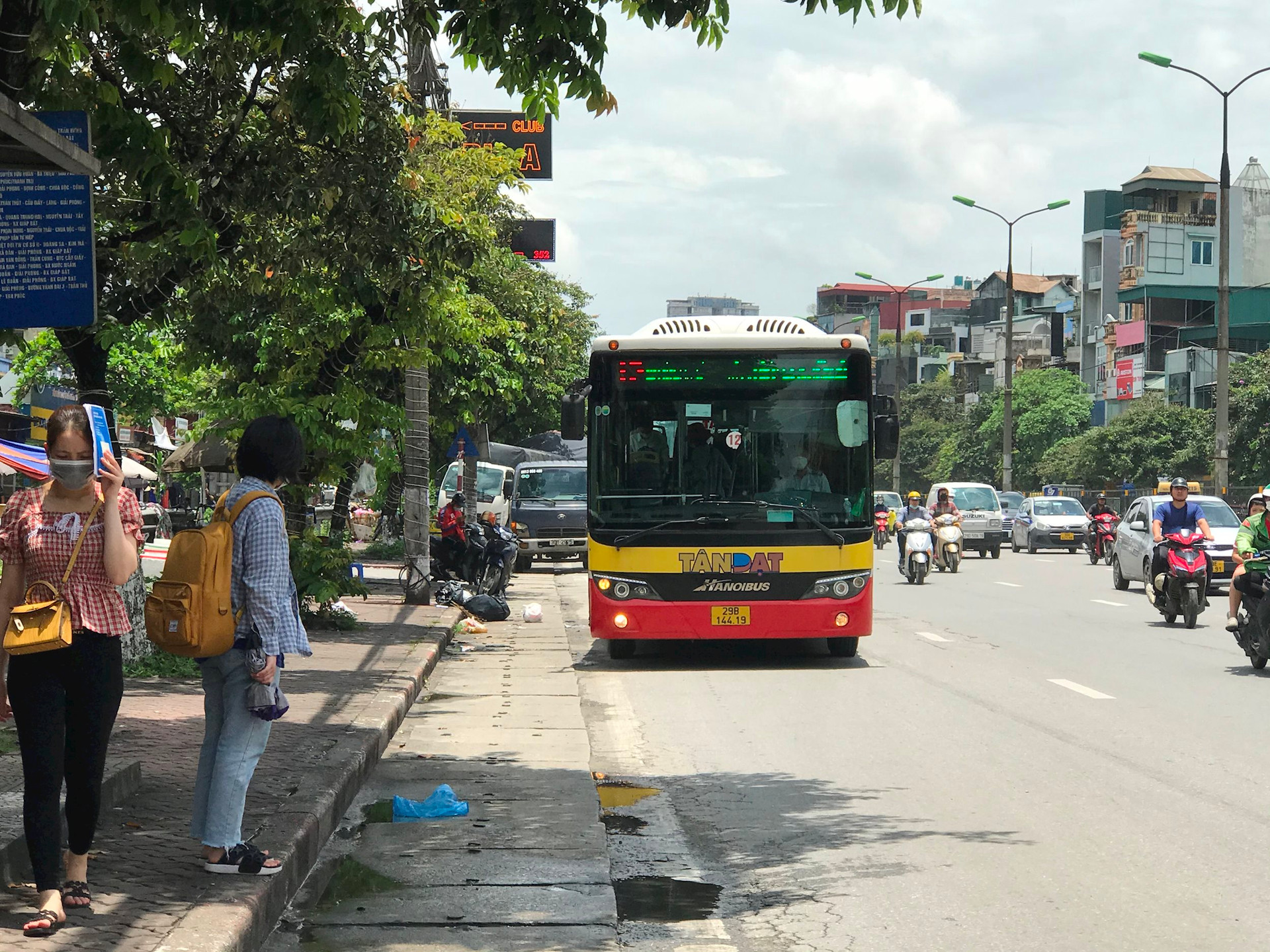 Khi triển khai thu phí đỗ xe không dùng tiền mặt sẽ hạn chế tiêu cực, thuận tiện cho người dân. Ảnh: Lê Minh.