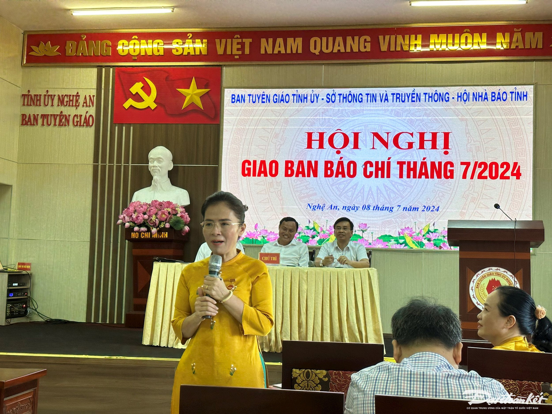 Chủ tịch Uỷ ban MTTQ tỉnh Nghệ An Võ Thị Minh Sinh thông báo đến các hàng chục cơ quan báo chí chuẩn bị công tác Đại hội đại biểu Uỷ ban MTTQ tỉnh Nghệ An Khoá 15, nhiệm kỳ 2024-2029. Ảnh: NP