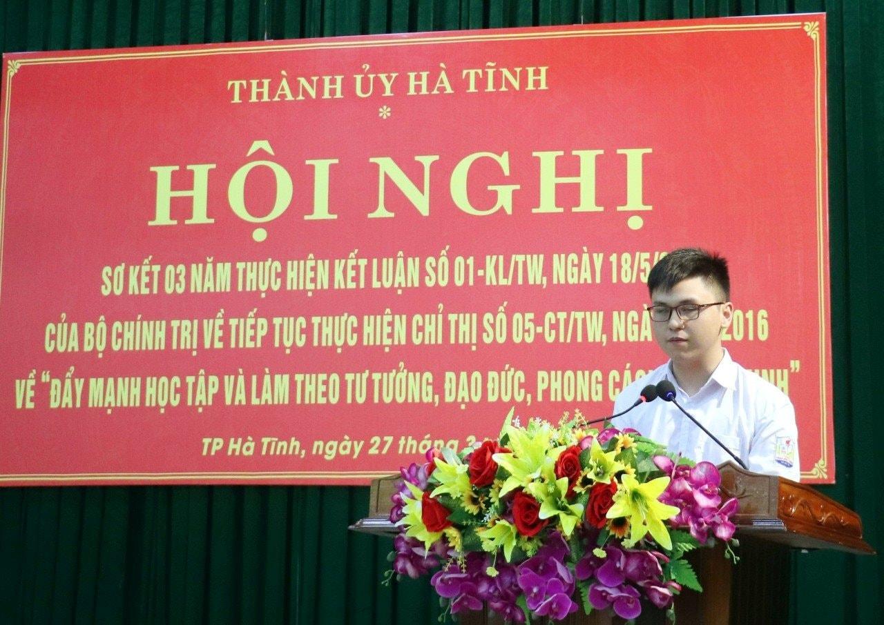 do-nam-khanh-tu-tin-phat-bieu-truoc-hoi-nghi..jpg