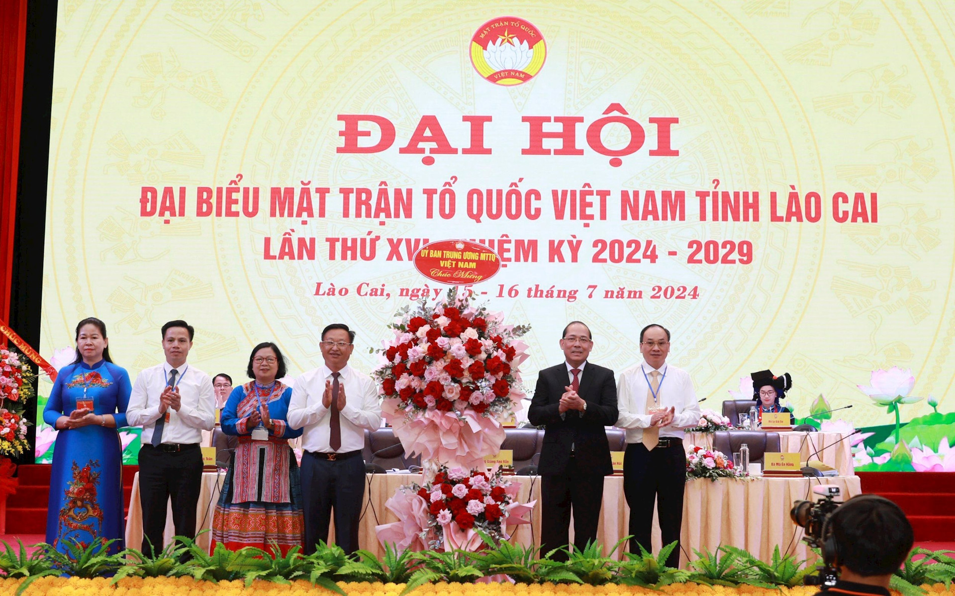 pho-chu-tich-ubtu-mttq-viet-nam-hoang-cong-thuy-tang-hoa-va-qua-cho-doan-chu-tich.jpg