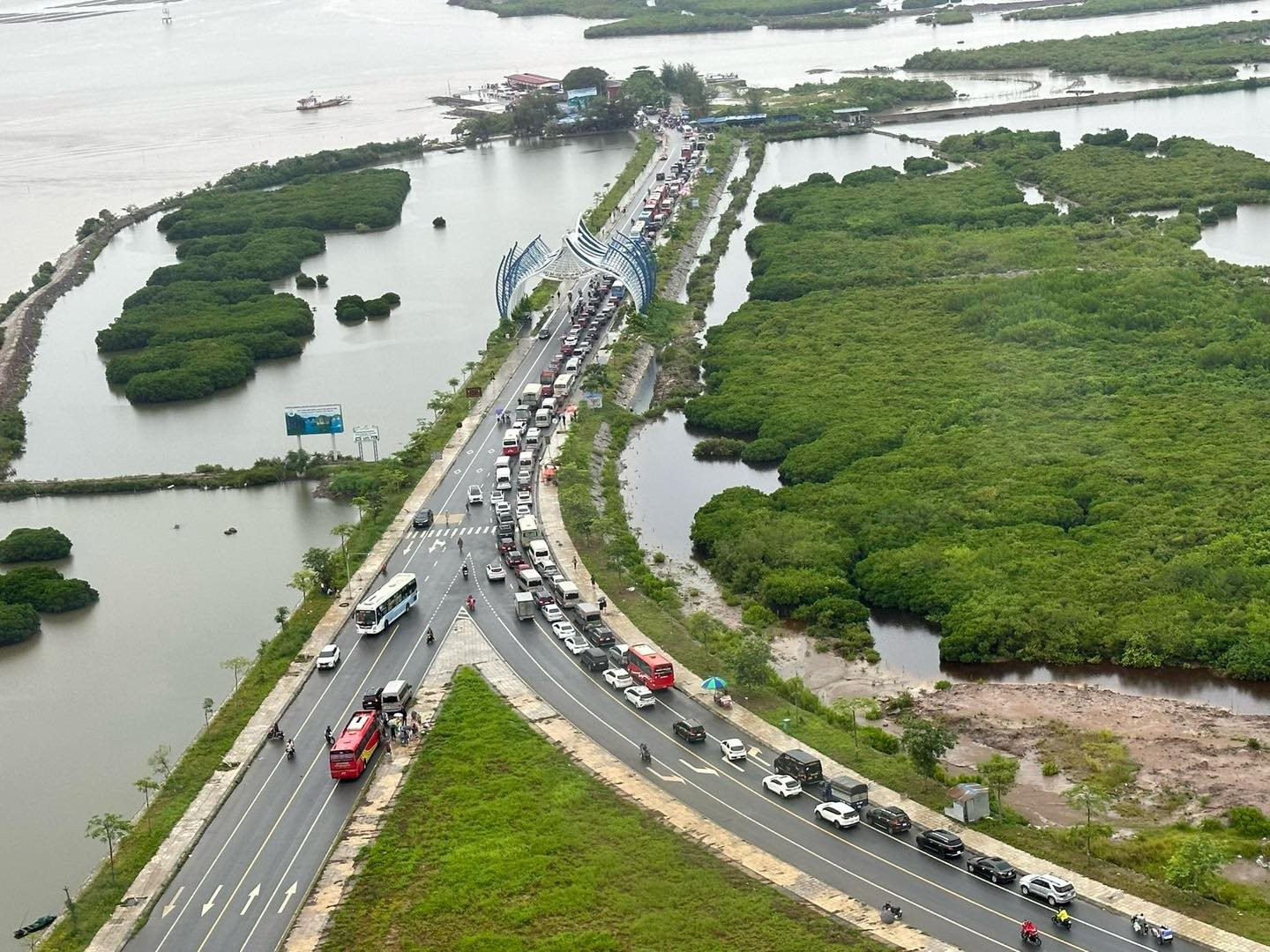 Du khách đang khẩn trường rời khỏi Cát Bà sau khi có thông tin cấm phà và cáp treo từ 12h ngày 22/7.