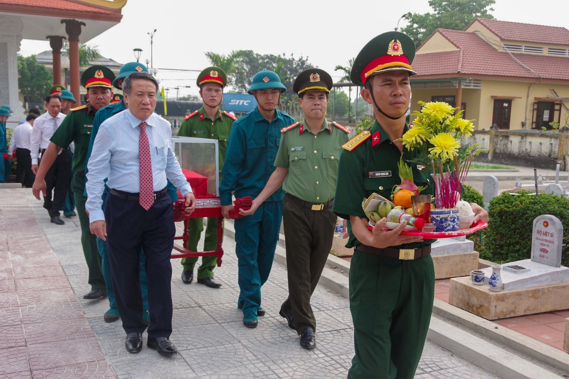 12 hài cốt liệt sĩ do Đội quy tập hài cốt liệt sĩ 584 tìm kiếm, quy tập được tại xã Hải Lâm được đưa về an táng tại Nghĩa trang liệt sĩ huyện Hải Lăng. Ảnh: XD.