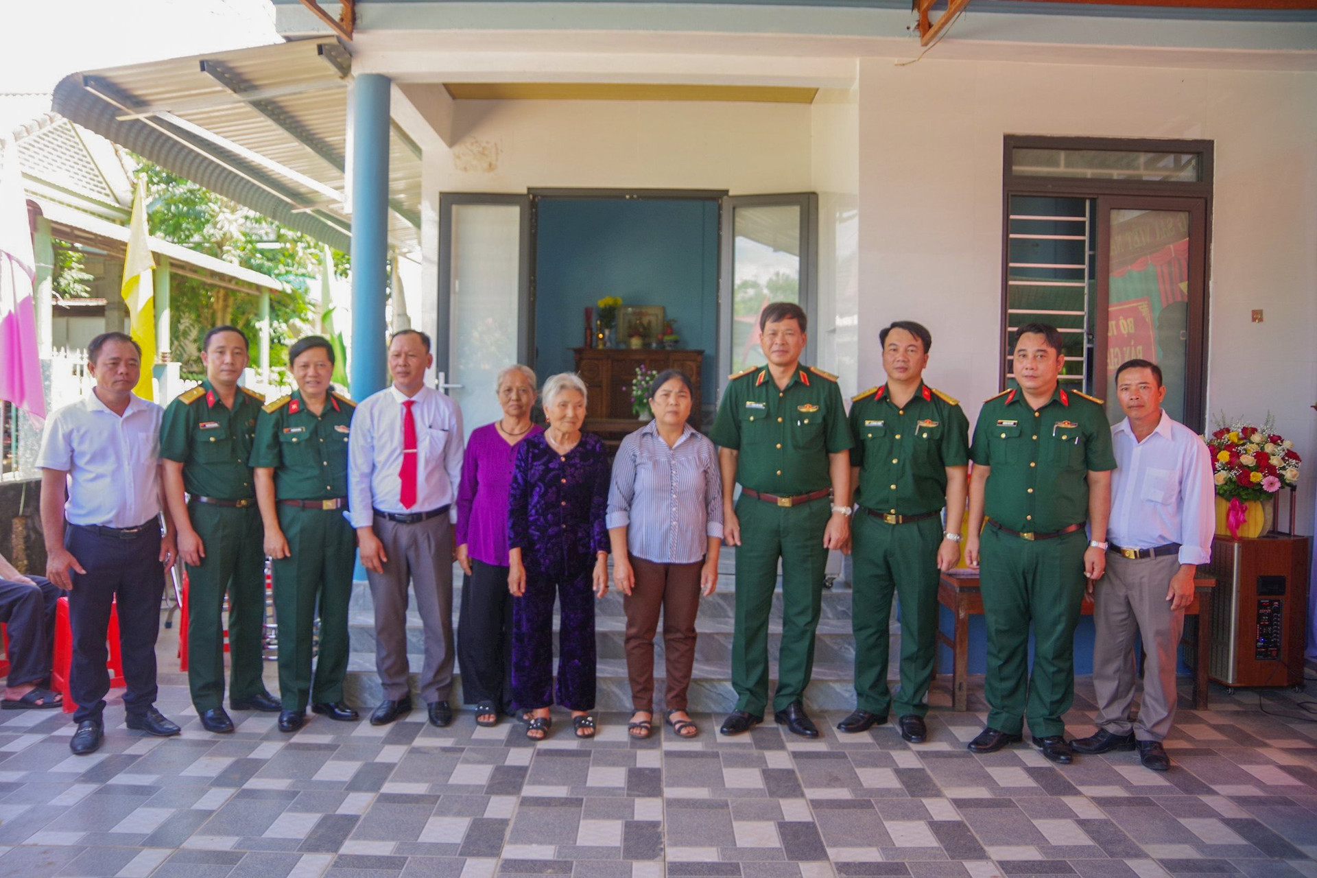 Nhân dịp kỷ niệm 77 năm Ngày Thương binh - Liệt sĩ (27/7/1947-27/7/2024), đoàn công tác Bộ Tư lệnh Quân khu 4 đã tiến hành bàn giao nhà tình nghĩa cho bà Lê Thị Liên là thân nhân liệt sĩ tại thôn Tùng Luật (xã Vĩnh Giang, huyện Vĩnh Linh, tỉnh Quảng Trị). Ảnh: XD.