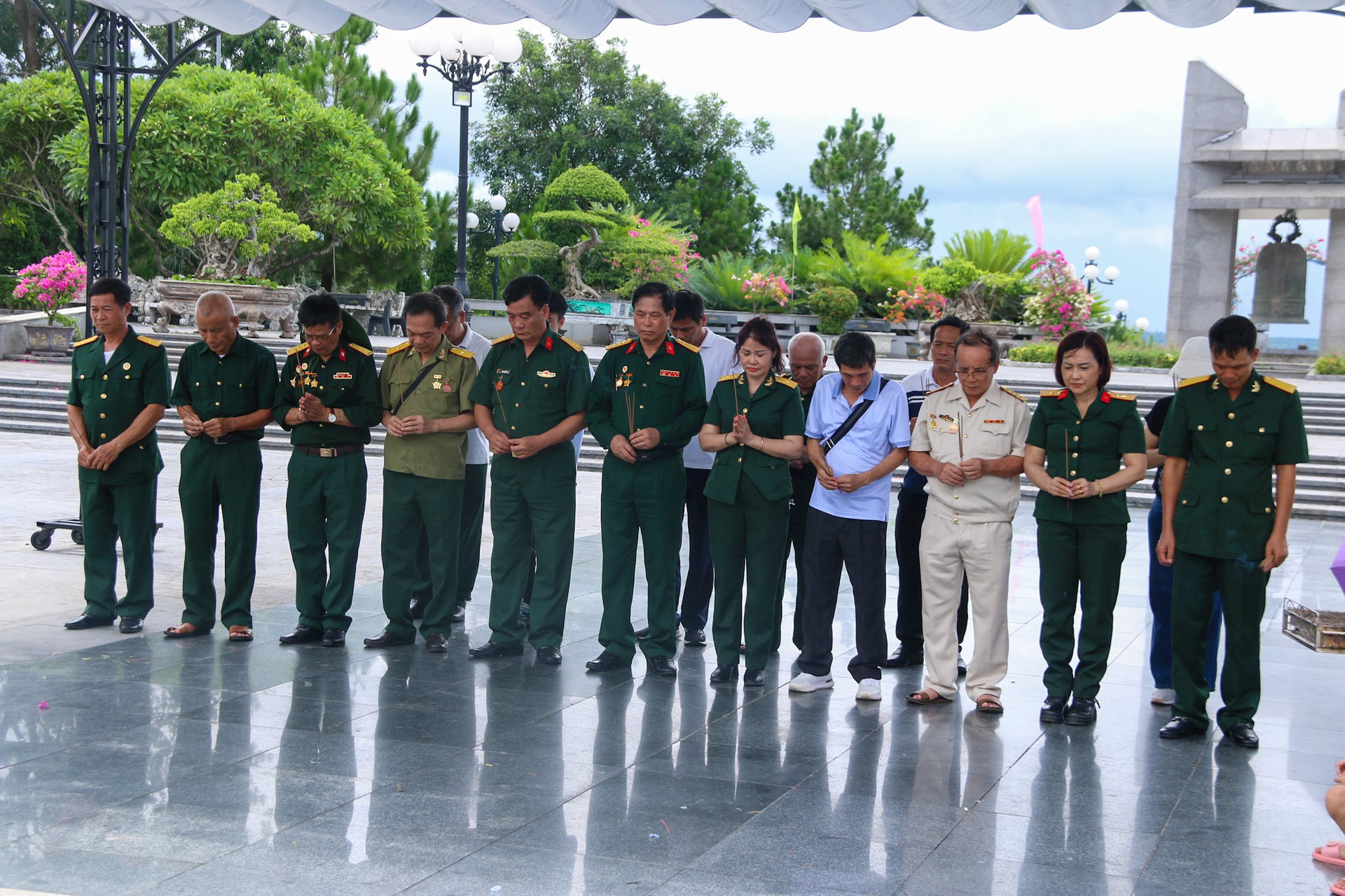 Đoàn Hội Cựu chiến binh Thành Cổ Quảng Trị tỉnh Vĩnh Phúc dâng hoa, dâng hương viếng các anh hùng liệt sĩ tại Nghĩa trang liệt sĩ quốc gia Đường 9. Ảnh: Nghĩa Văn.