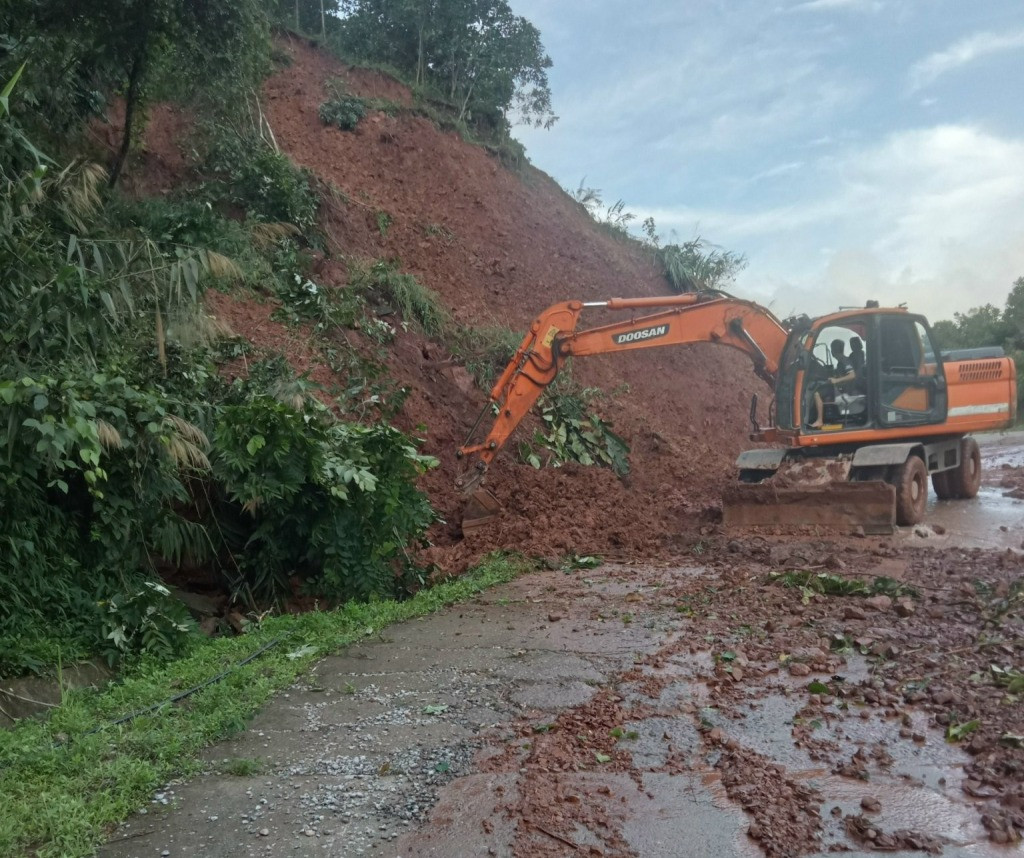 Lực lượng chức năng huyện Ba Chẽ xử lý điểm sạt lở tại Km13 và Km14 thuộc đường huyện ĐH.01 (Đường Tân Tiến - Lang Cang - Khe Nà - Xóm Mới).