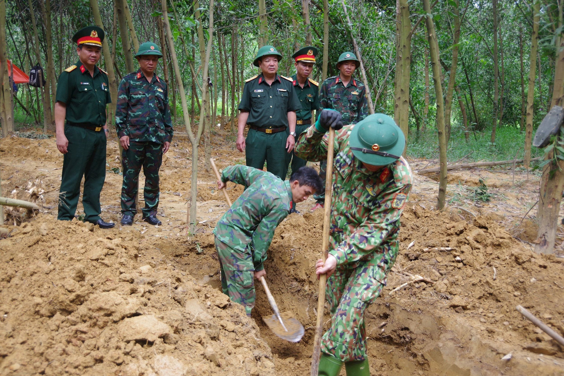 Đoàn công tác Bộ CHQS tỉnh do Đại tá Lê Hồng Việt, Phó Chính ủy Bộ CHQS tỉnh đến kiểm tra, chỉ đạo công tác tìm kiếm, quy tập của Đội 584 tại thực địa. Ảnh: XD.