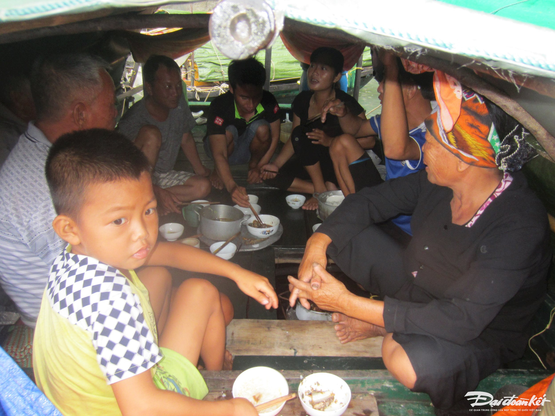 Ngày bão biển động không đi đánh bắt được, cũng là dịp để gia đình đoàn tụ với bữa cơm giản dị trong thuyền.