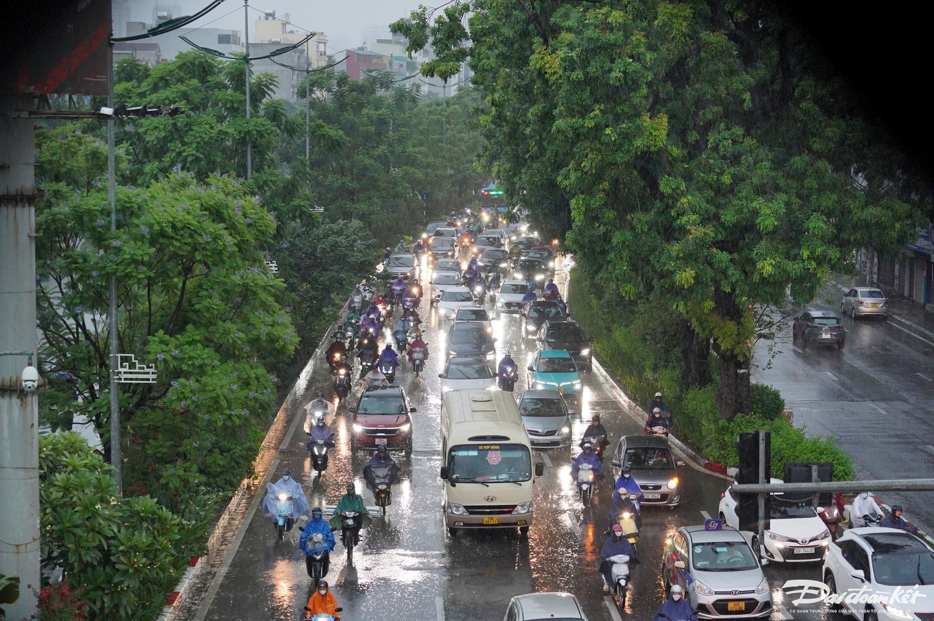 Mưa lớn hạn chế tầm nhìn, các phương tiện di chuyển trên đường Láng phải bật đèn xe