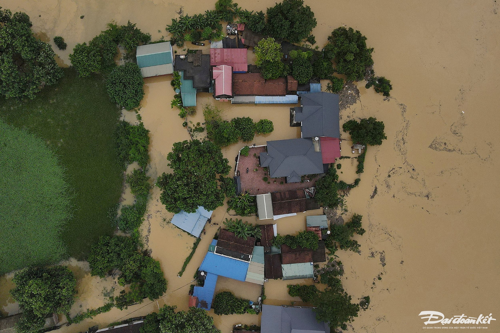 ngap_ung_o_ngoai_thanh_ha_noi-le-khanh1(1).jpg