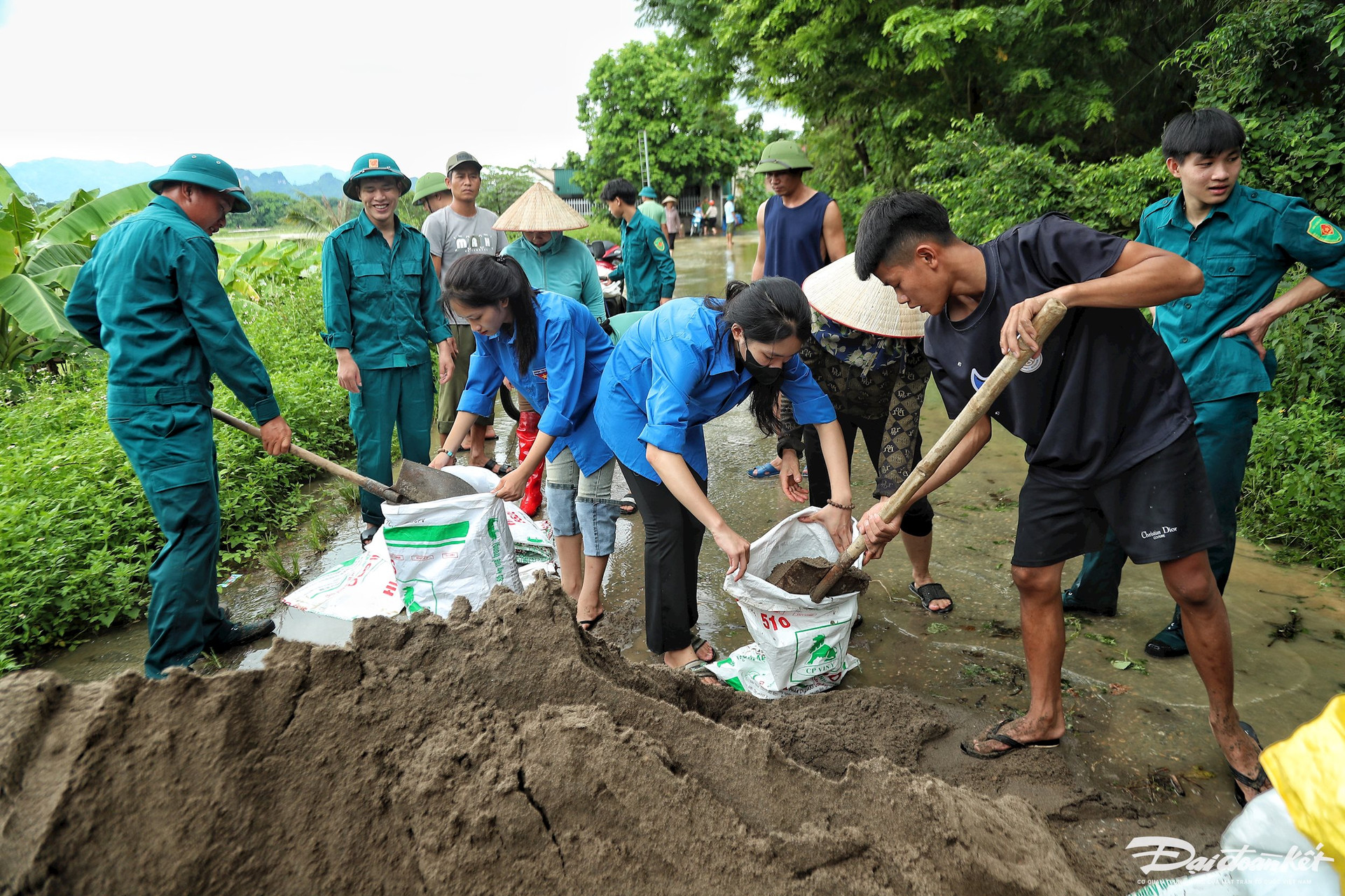 ngap_ung_o_ngoai_thanh_ha_noi-le-khanh12.jpg