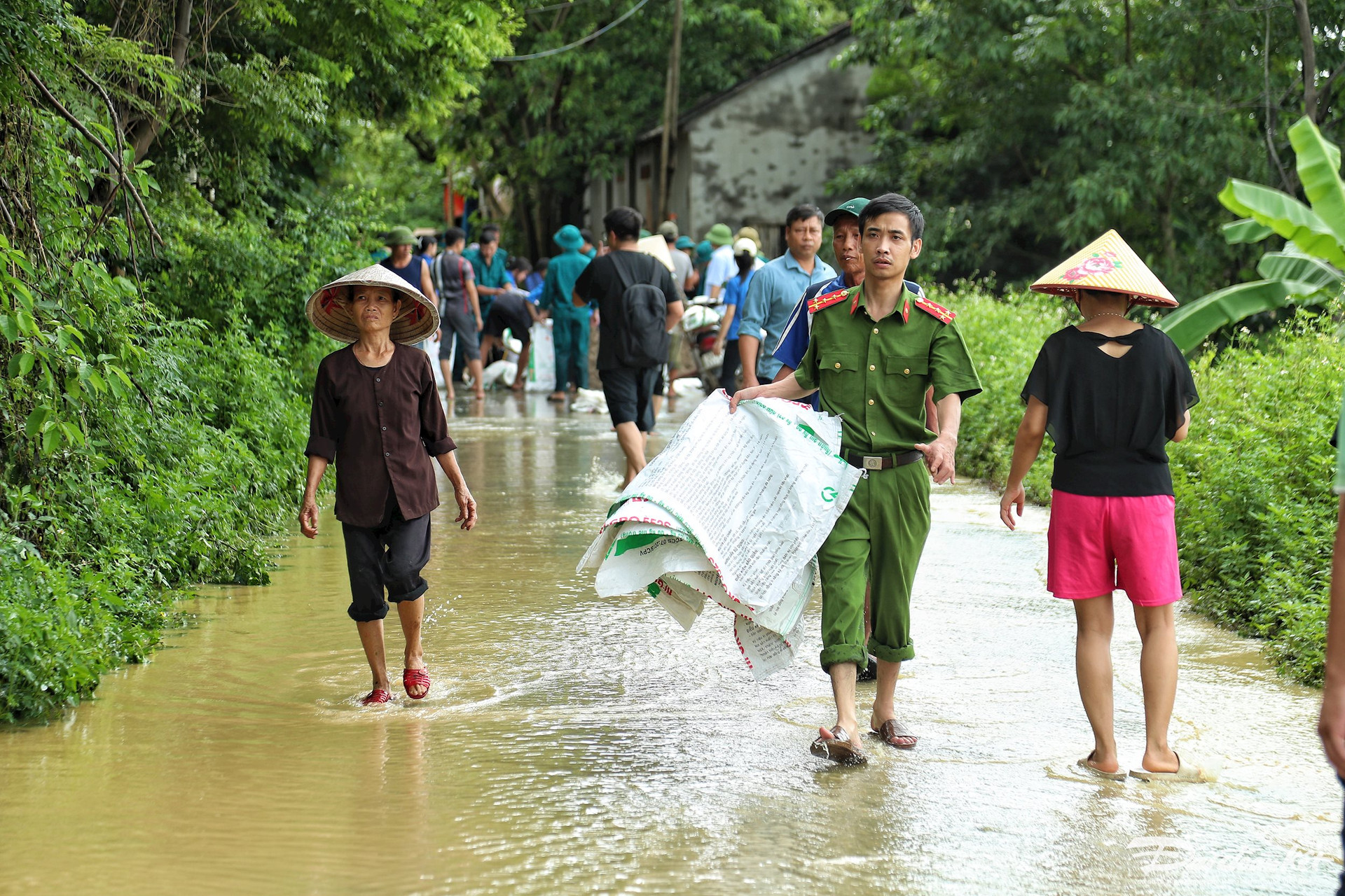 ngap_ung_o_ngoai_thanh_ha_noi-le-khanh6(1).jpg