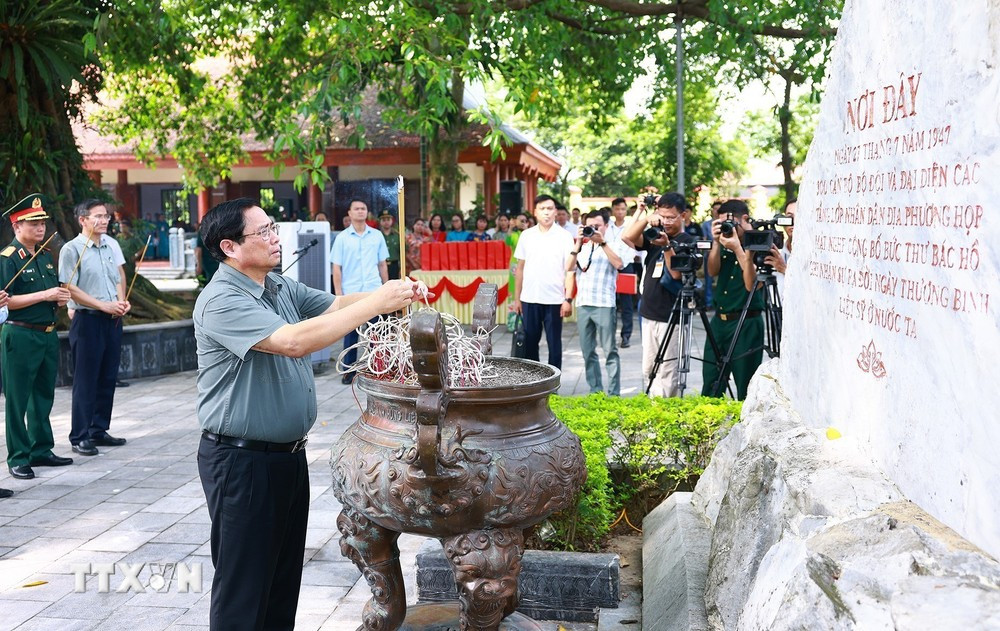 Thủ tướng Phạm Minh Chính dâng hương tại Khu di tích lịch sử quốc gia 27/7, huyện Đại Từ. (Ảnh: Dương Giang/TTXVN)