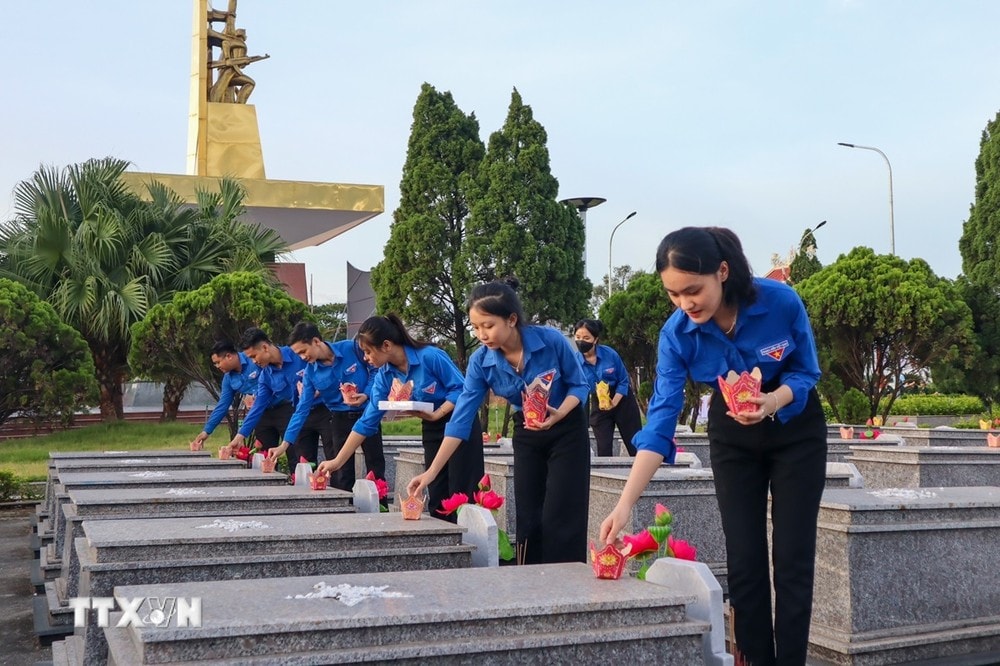 Thanh niên Đà Nẵng thắp hương tri ân các Anh hùng Liệt sỹ. (Ảnh: Văn Dũng/TTXVN)