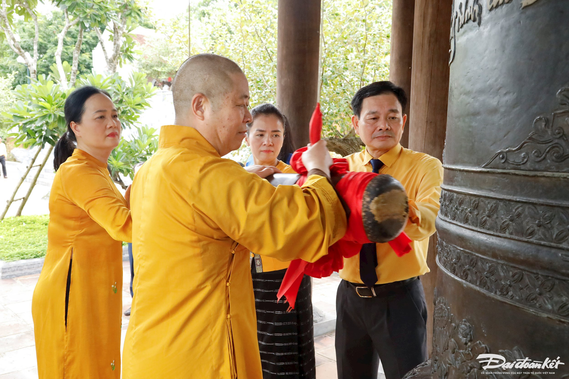 Trước đó, đoàn đại biểu đã thỉnh chuông tại Đền Chung Sơn. Ảnh: Điền bĂ