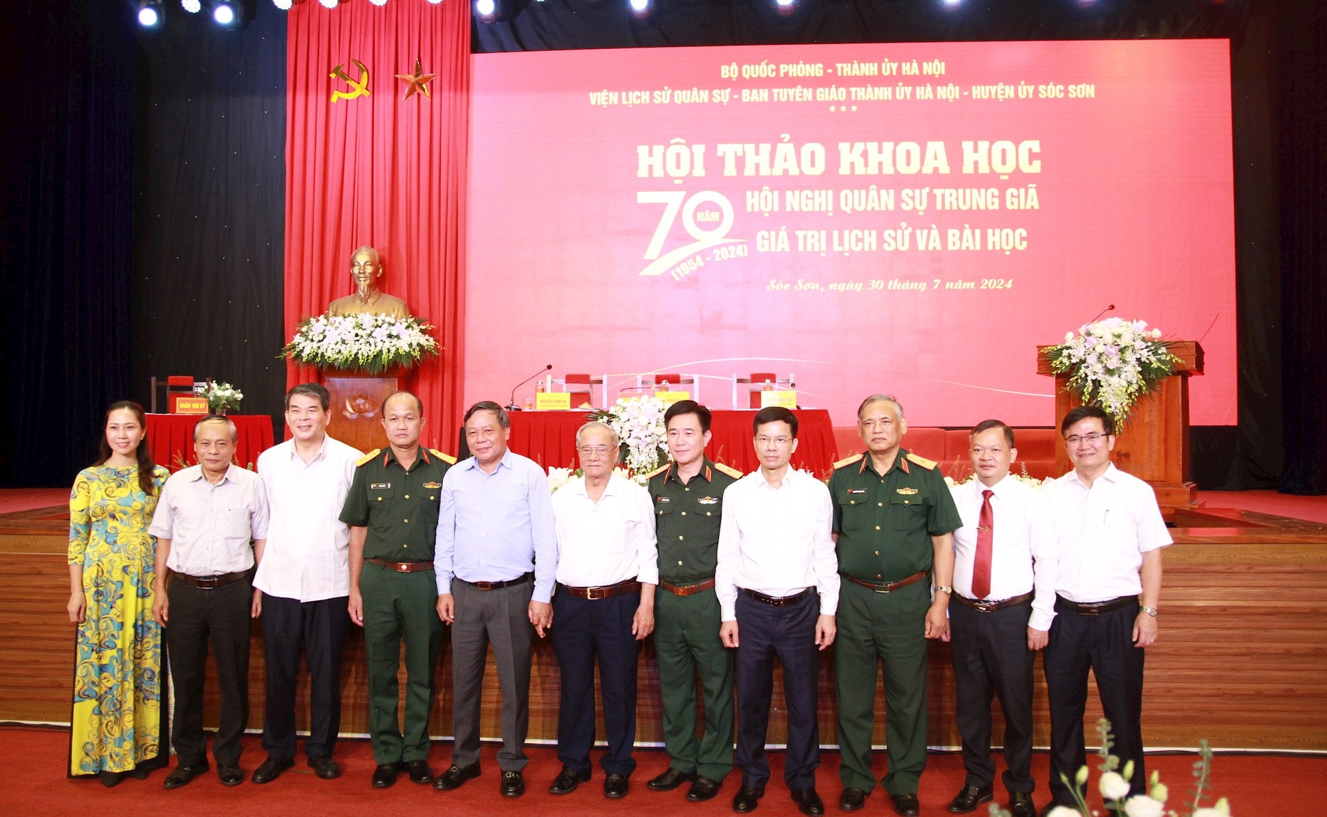 Phó Bí thư Thành ủy Nguyễn Văn Phong chụp ảnh lưu niệm cùng các đại biểu, nhà khoa học tham dự hội thảo. Ảnh: Đình Hiệp