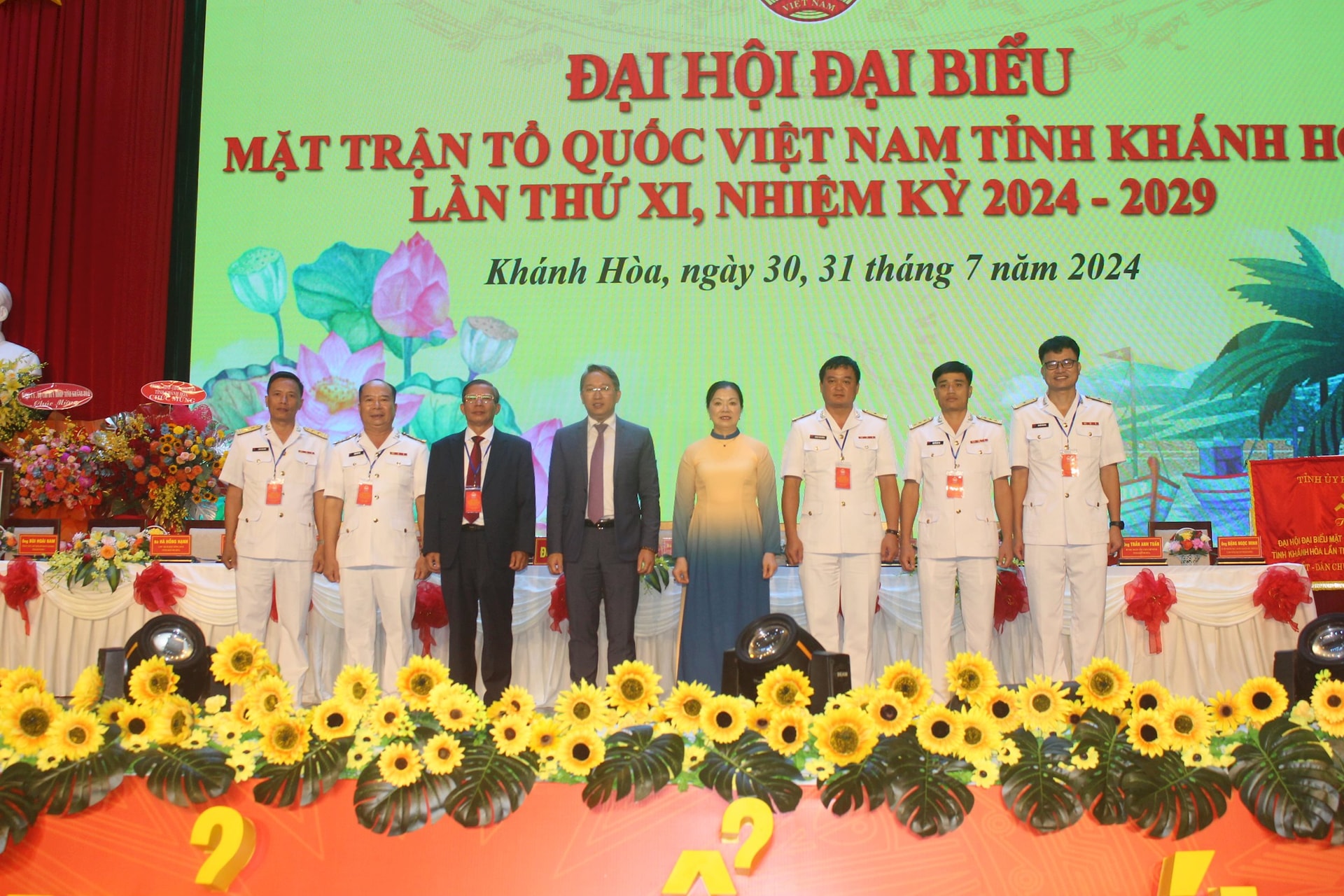 doan-dai-bieu-mat-tran-huyen-dao-truong-sa-cung-voi-cac-lanh-dao-tai-dai-hoi..jpg