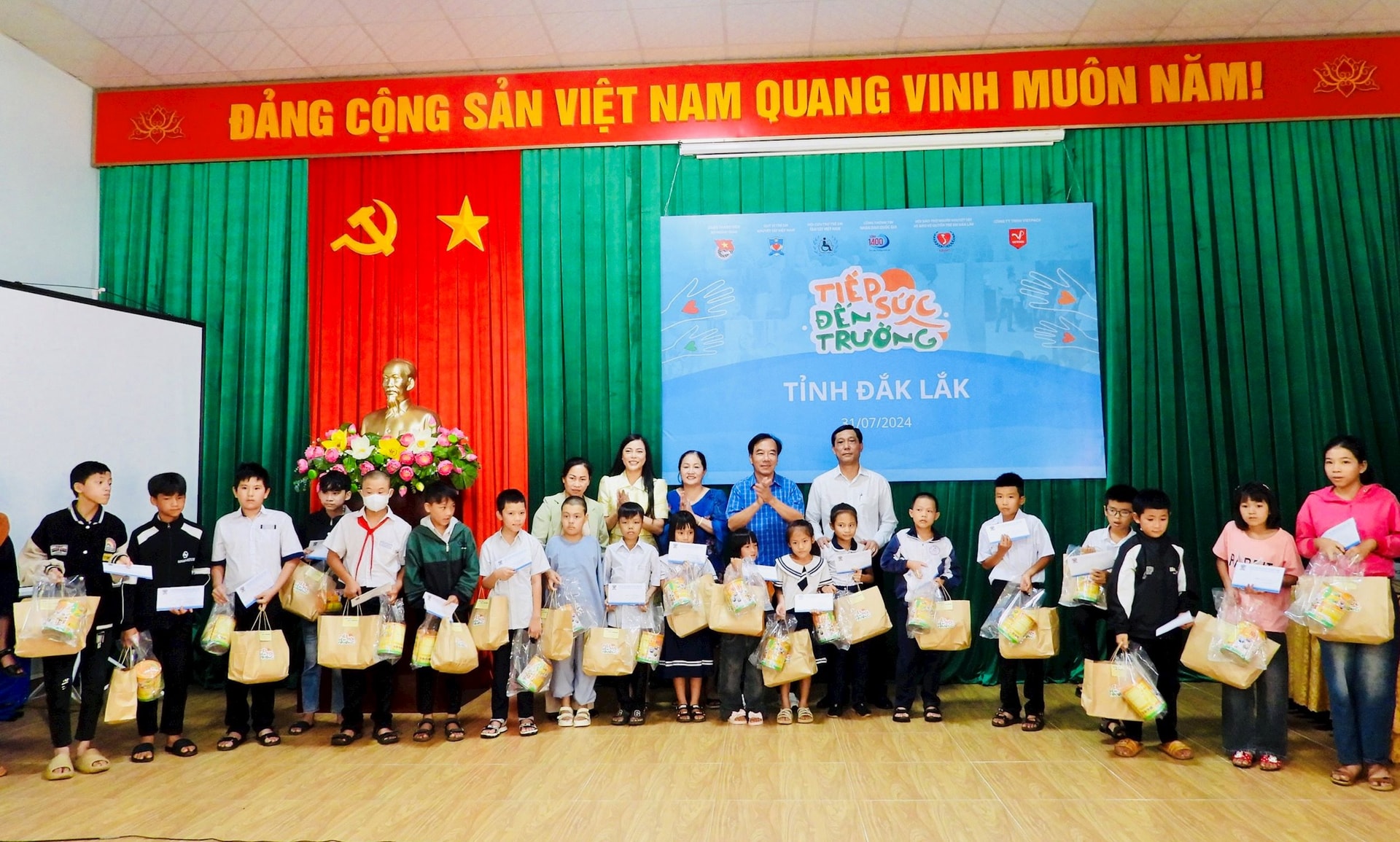 Lãnh đạo các đơn vị trao quà cho trẻ em khuyết tật tỉnh Đắk Lắk.