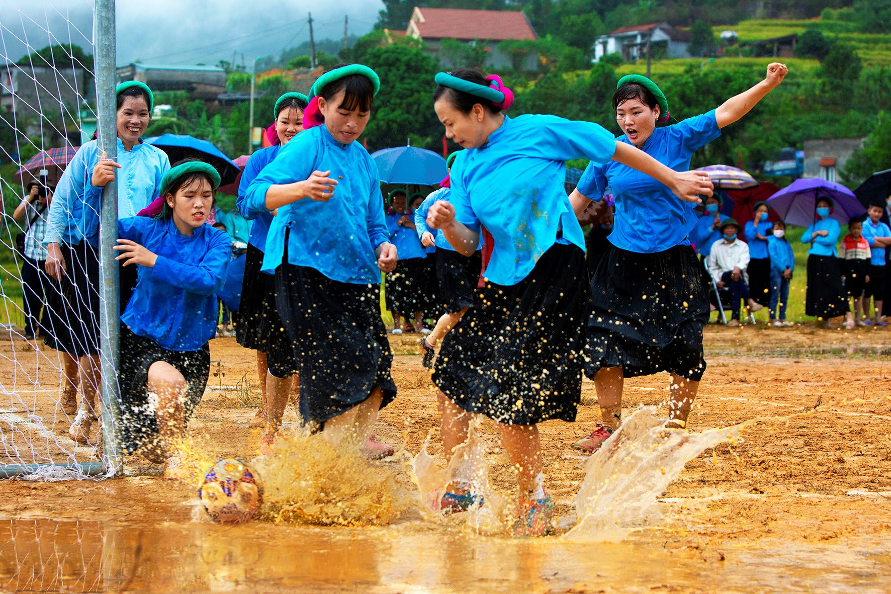 tran-bong-duoi-mua-nguyen-long-giang.jpg