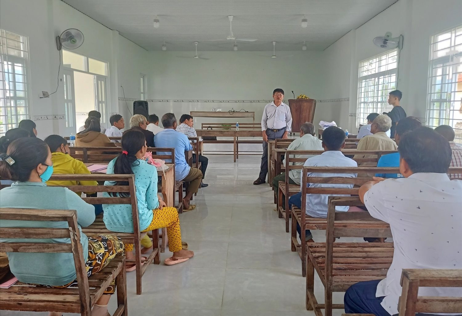 18.-ong-nguyen-minh-tan-truong-ban-dan-toc-tinh-binh-thuan-thong-tin-den-nguoi-dan-thon-dan-hiep-ve-viec-trien-khai-chuong-trinh-mtqg-1719.-anh-phuong-vu.jpg