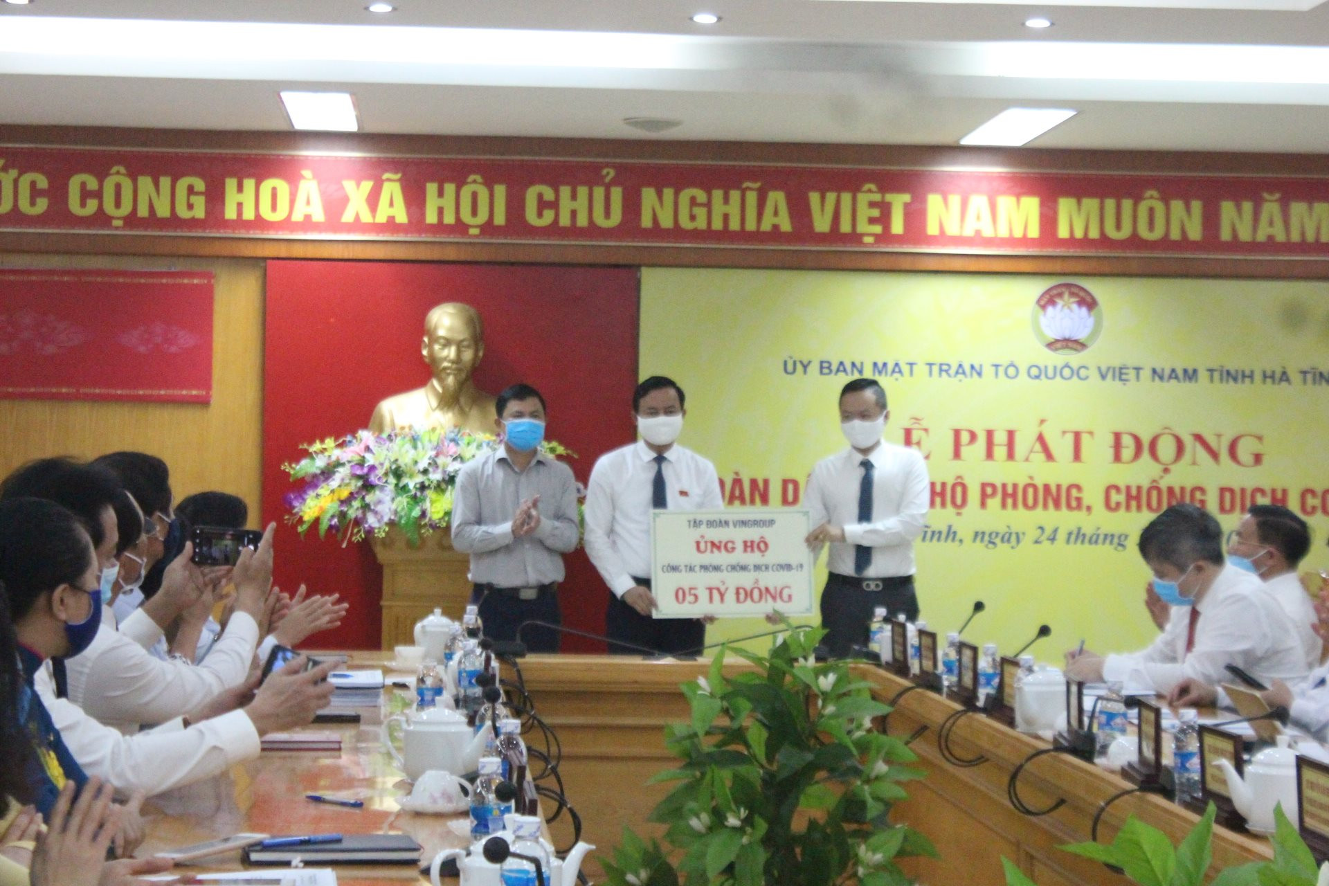 tap-doan-vingroup-ung-ho-ha-tinh-5-ty-dong-phong-chong-dich-covid-19..jpg