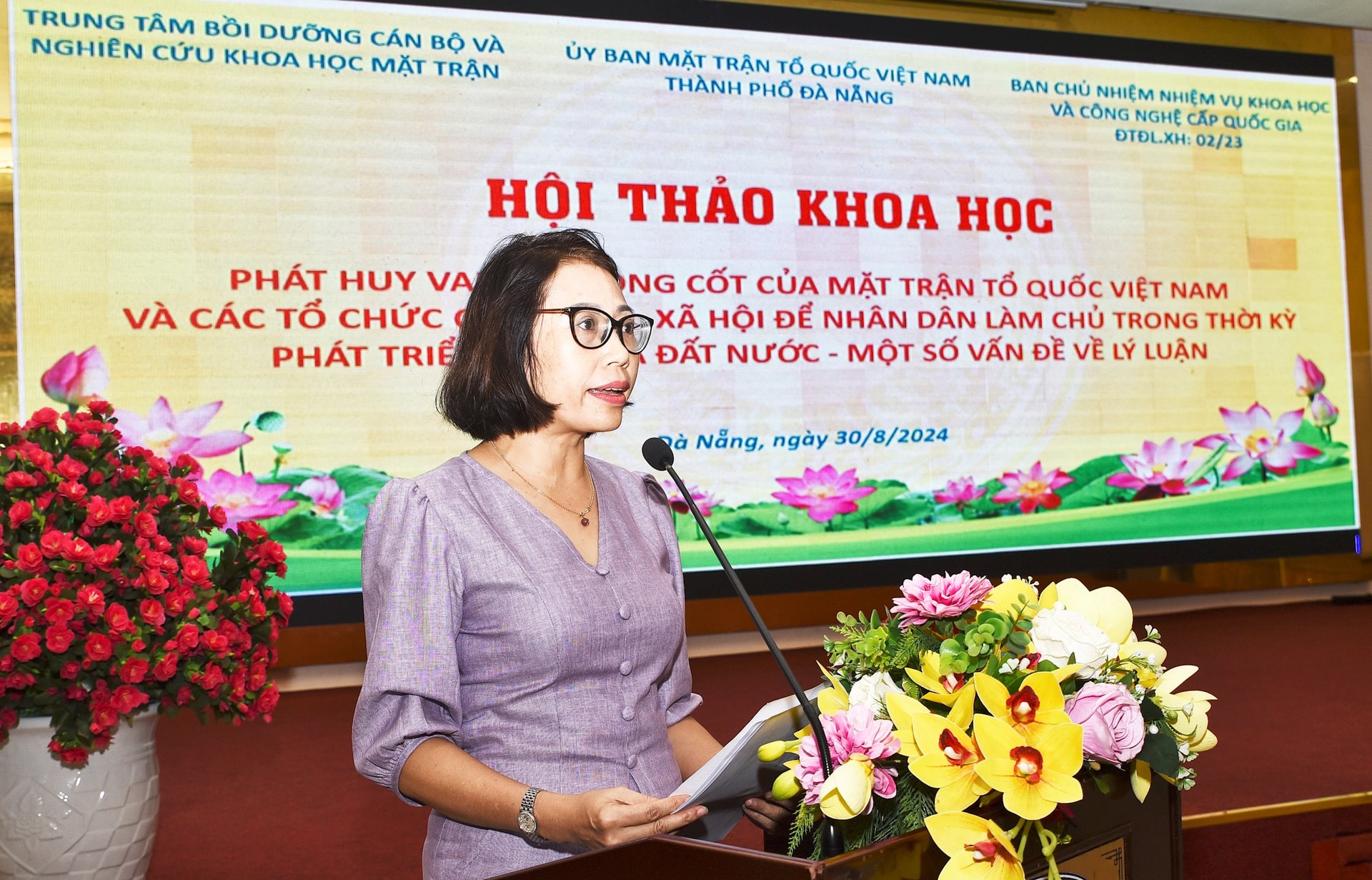 Đại biểu trình bày tham luận tại Hội thảo. Ảnh: Thanh Tùng.