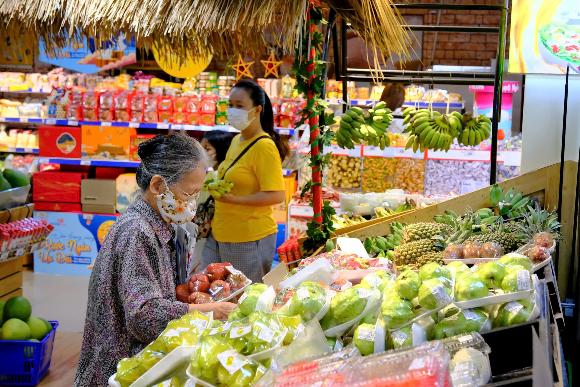  Ông Thắng cho biết thêm, tự hào hàng Việt là điểm nhấn trong chiến lược kinh doanh của hệ thống phân phối với mục tiêu đồng hành và ủng hộ hàng Việt trong mọi hoạt động.