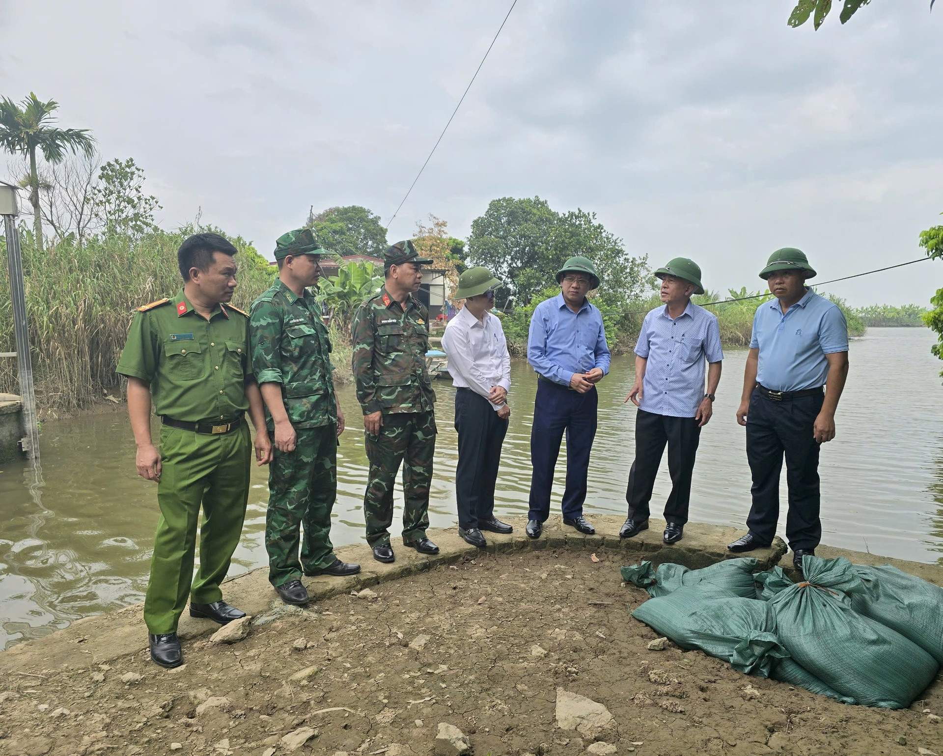 Đoàn kiểm tra số 6 của TP Hải Phòng do Sở NNPTNT thành phố chủ trì kiểm tra công tác phòng chống bão tại huyện Tiên Lãng. 