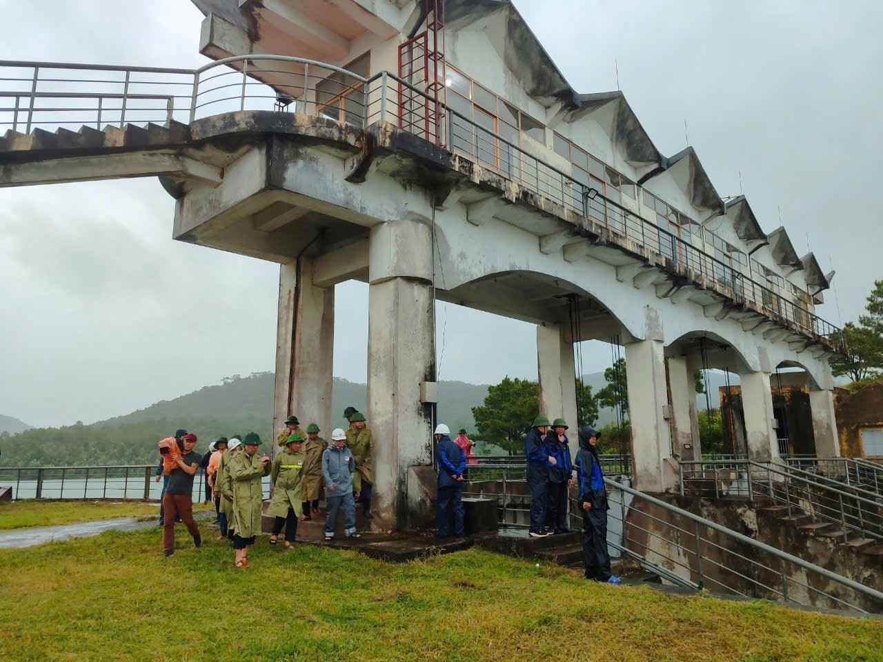 Bộ trưởng Bộ NNPTNT Lê Minh Hoan cùng đoàn công tác kiểm tra tại hồ Yên Lập, tỉnh Quảng Ninh.