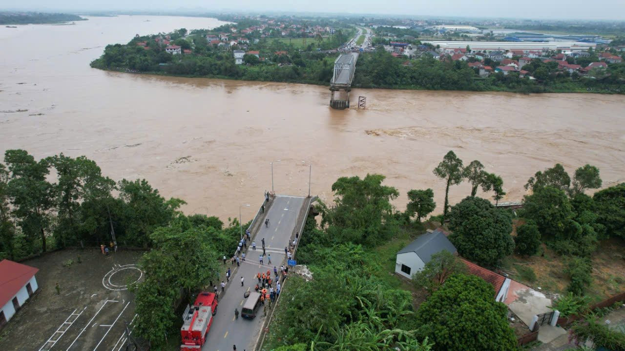 Cầu Phong Châu bắc qua sông Hồng nối huyện Tam Nông và huyện Lâm Thao (Phú Thọ), khi xảy ra sự cố, lực lượng cứu hộ cứu nạn đã ngay lập tức có mặt. Ảnh: Ngô Hùng.