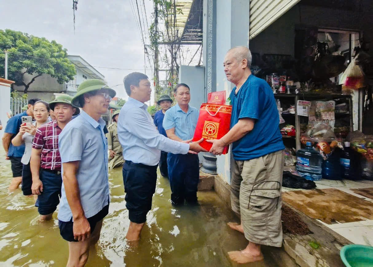 Trưởng ban Dân vận Thành ủy Đỗ Anh Tuấn thăm hỏi, tặng quà hỗ trợ người dân bị ảnh hưởng bởi mưa lũ tại huyện Quốc Oai (Hà Nội).