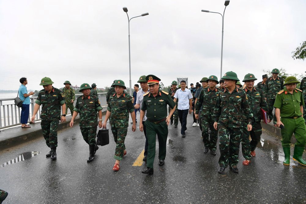 Trung tướng Phạm Đức Duyên, Bí thư Đảng ủy, Chính ủy Quân khu 2 cùng các lực lượng chức năng tại khu vực cầu Phong Châu. Ảnh: Cục Tuyên huấn/Bộ Quốc phòng