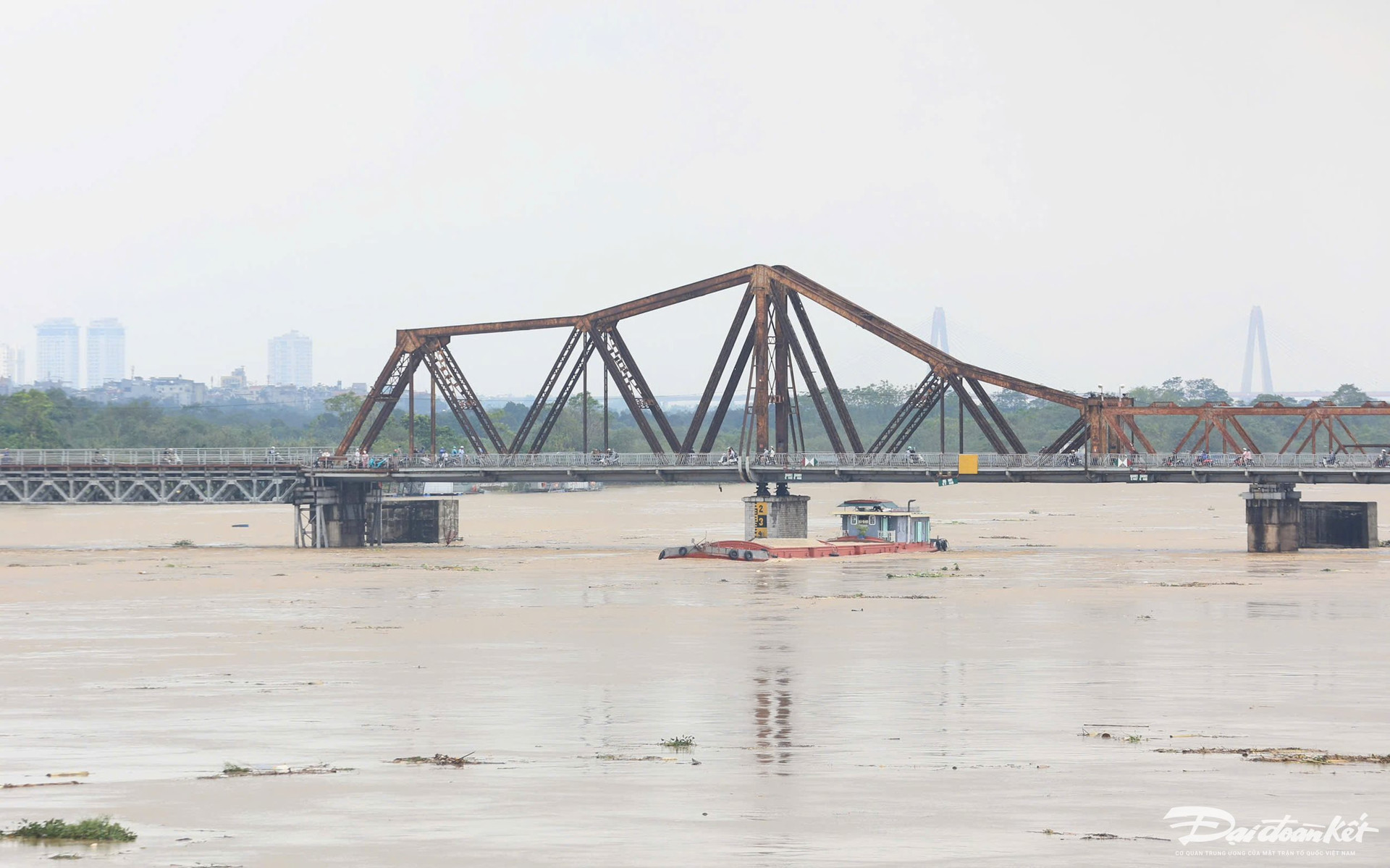 Tương tự, mực nước dân cao chảy siết, để đảm bảo an toàn cho hành khách, cũng trong sáng nay (10/9), Tổng công ty Đường sắt Việt Nam thông báo sẽ không chạy tàu qua cầu Long Biên.