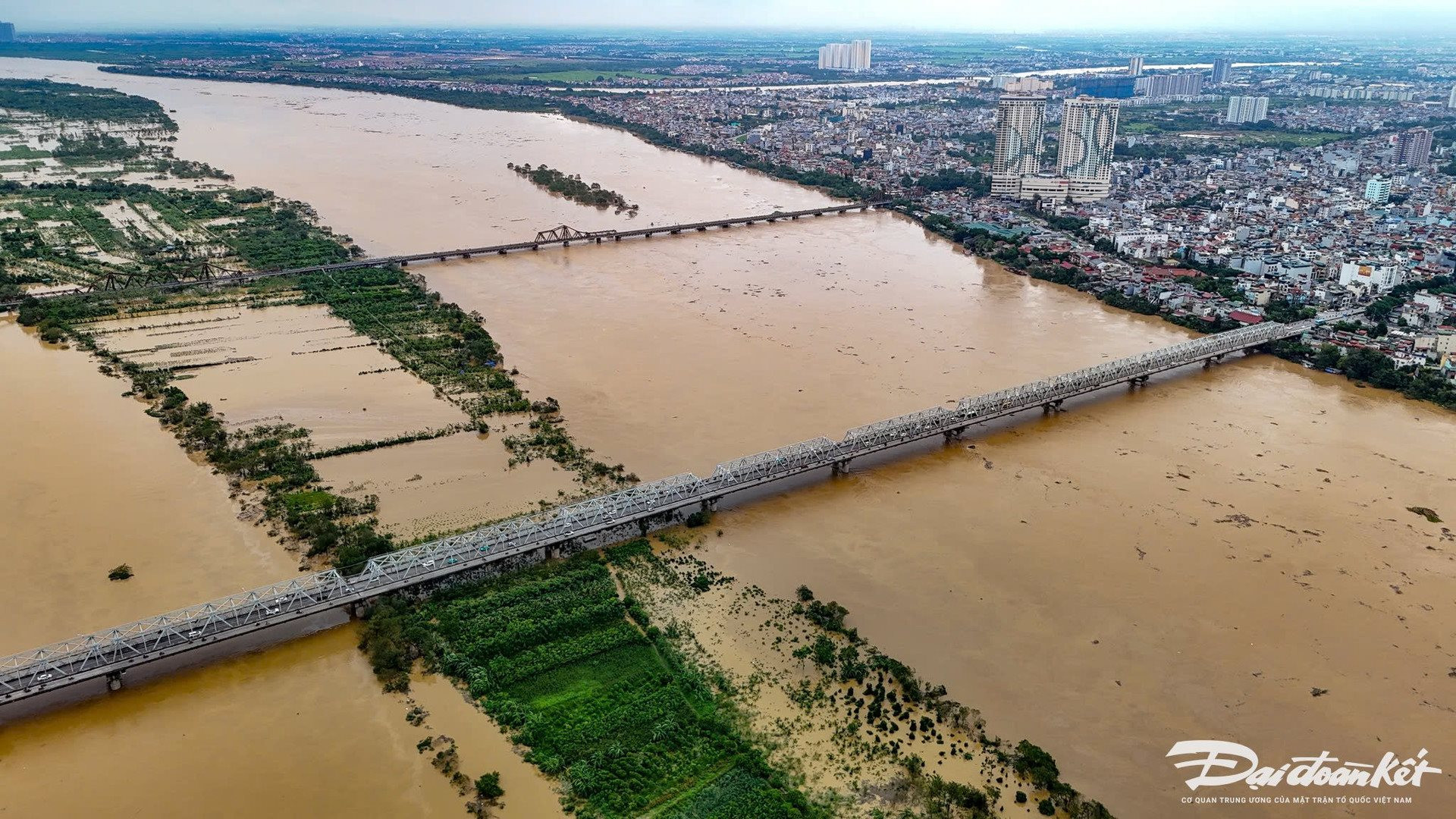 Mực nước sông Hồng qua địa phận Hà Nội đang tiếp tục lên đe dọa sự an toàn của các cây cầu. Ảnh: Lê Khánh.