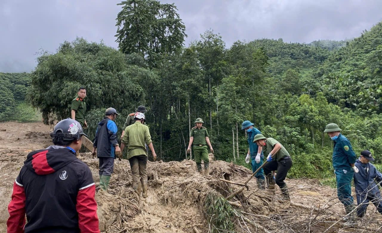 Lực lượng chức năng và người dân đang tìm kiếm những người bị nạn. Ảnh: báo Lào Cai.