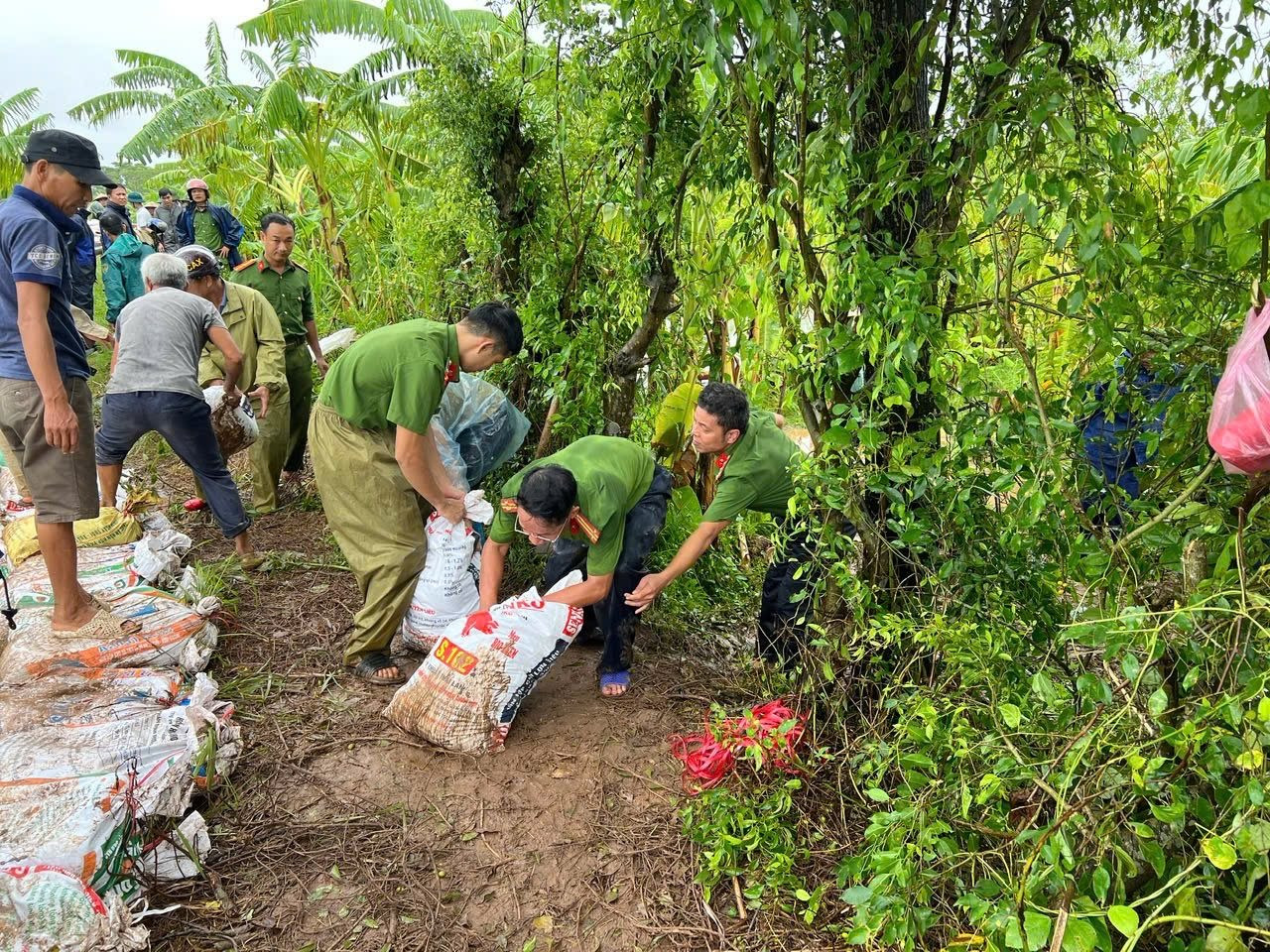 Quân, dân dốc sức hộ đê, chống lụt.