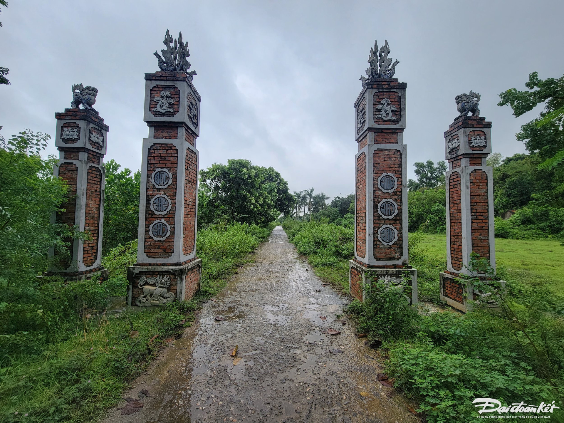 Đền Thượng Thái Sơn thờ công chúa nước Lào với danh xưng Nhồi Hoa công chúa, nằm trên đỉnh đồi Đền thuộc địa bàn thôn Thái Sơn, xã Sơn Lai, huyện Nho Quan, tỉnh Ninh Bình. Ảnh