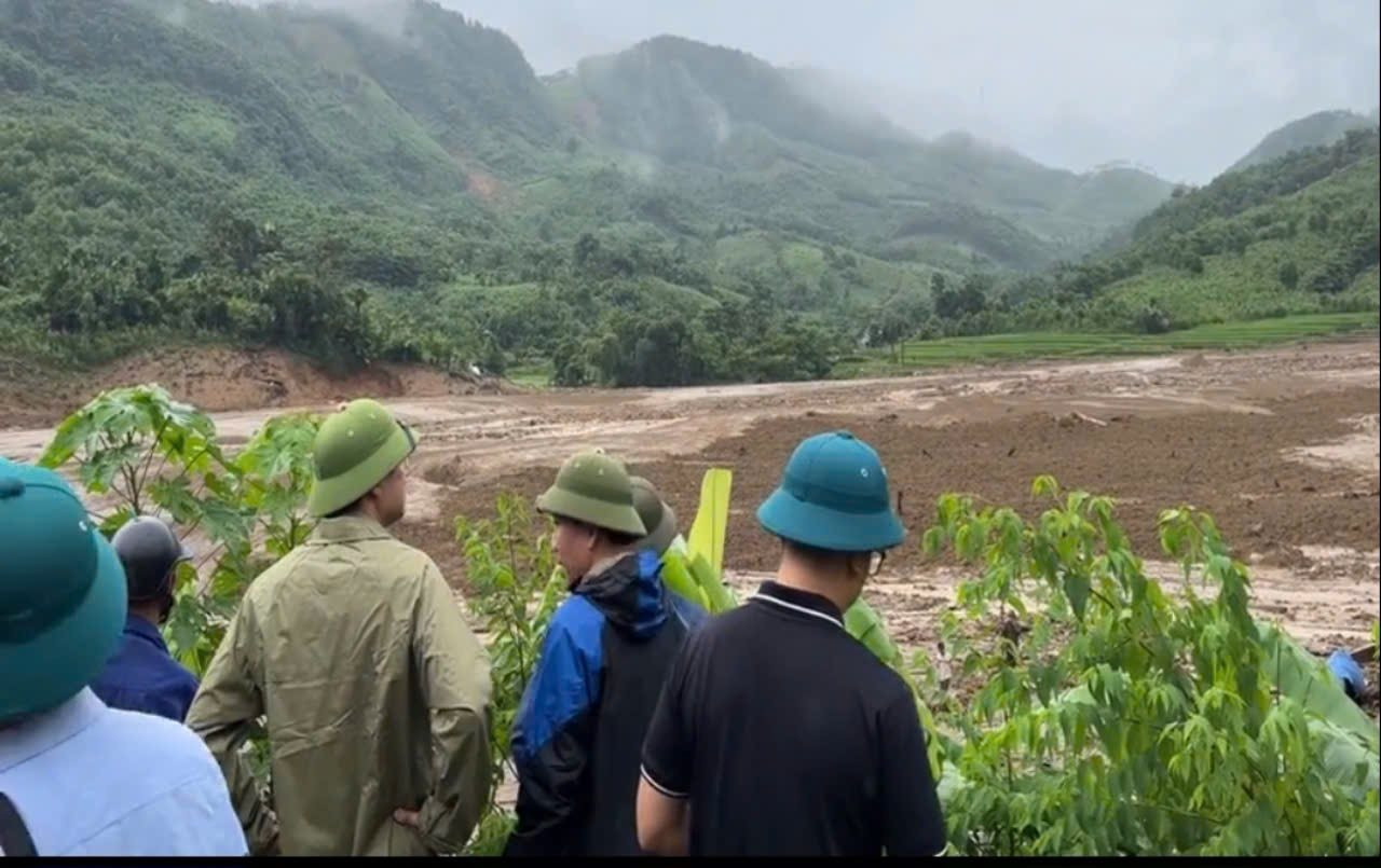 Làng Nủ với 37 hộ dân đã bị san phẳng, có những chỗ đất vùi lấp cả chục mét nên công cuộc tìm kiếm người mất tích gặp khó khăn. Ảnh: Toàn Hằng.