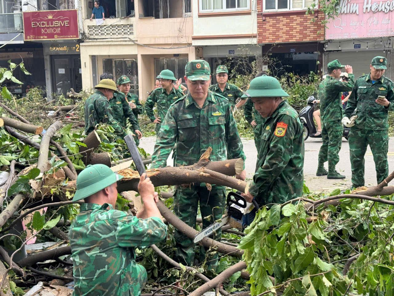 Cán bộ, chiến sĩ Đồn Biên phòng cửa khẩu cảng Hòn Gai giúp nhân dân khắc phục hậu quả bão số 3.