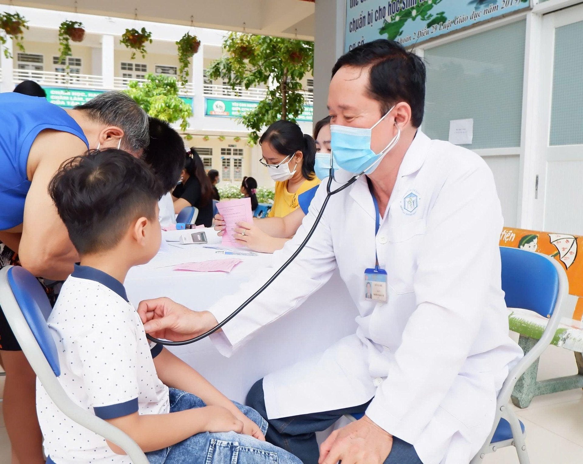 Nhiều trẻ được khám và tiêm vaccine sởi tại trường.