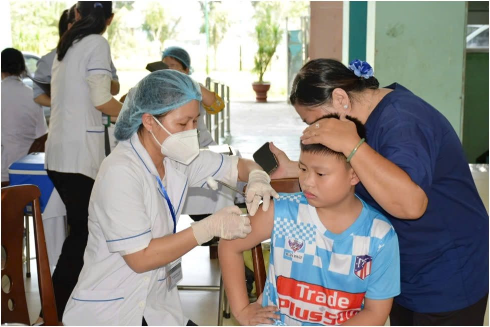 Tiêm vaccine sởi 2